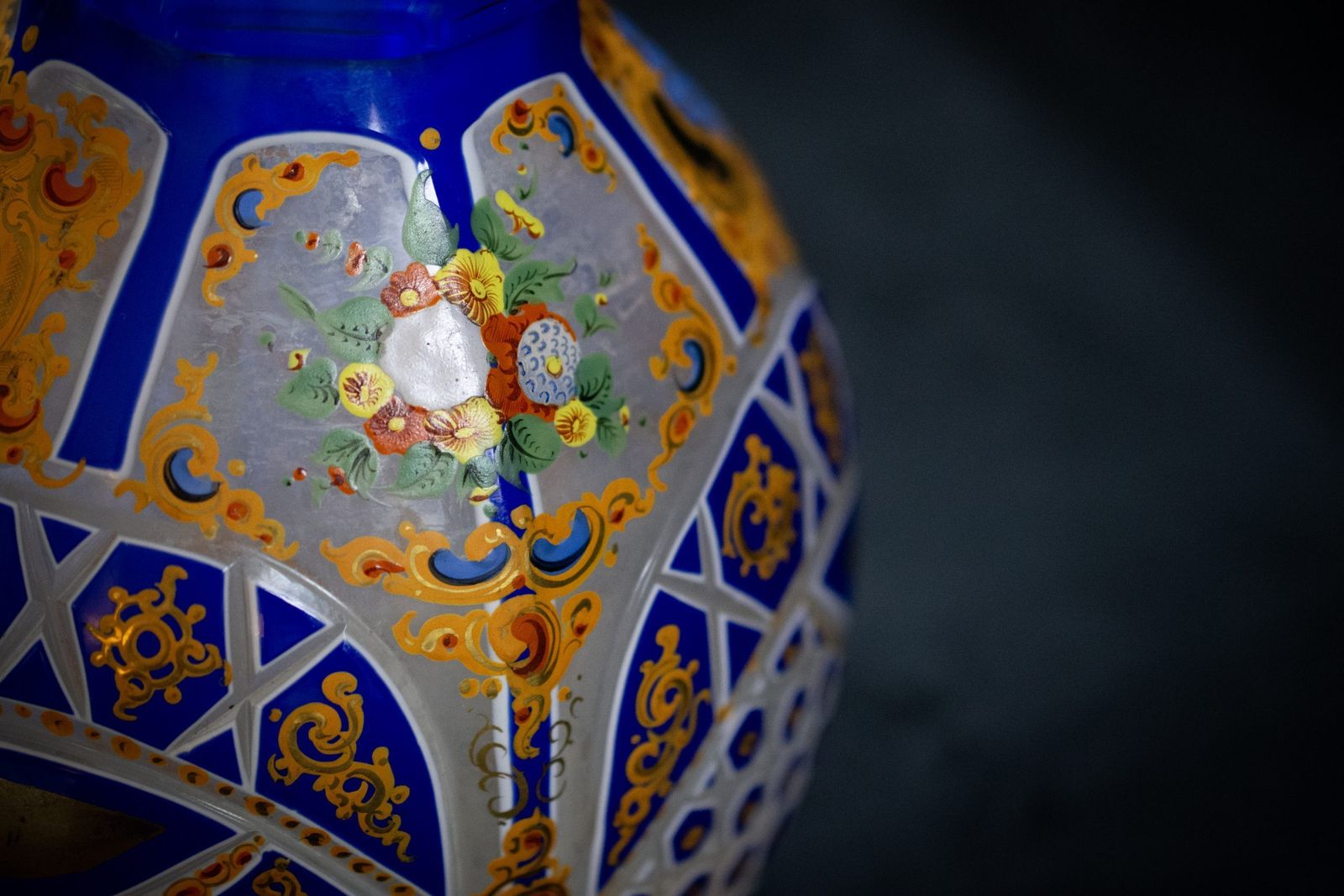 1312.0 Vase en cristal overlay bleu et blanc, XIXe siècle, art ottoman photo