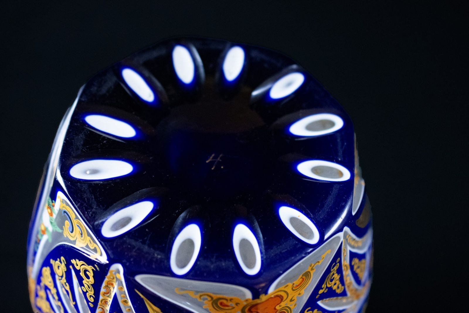 photo vintage 19th Century Blue And White Overlay Crystal Vase – Ottoman Art