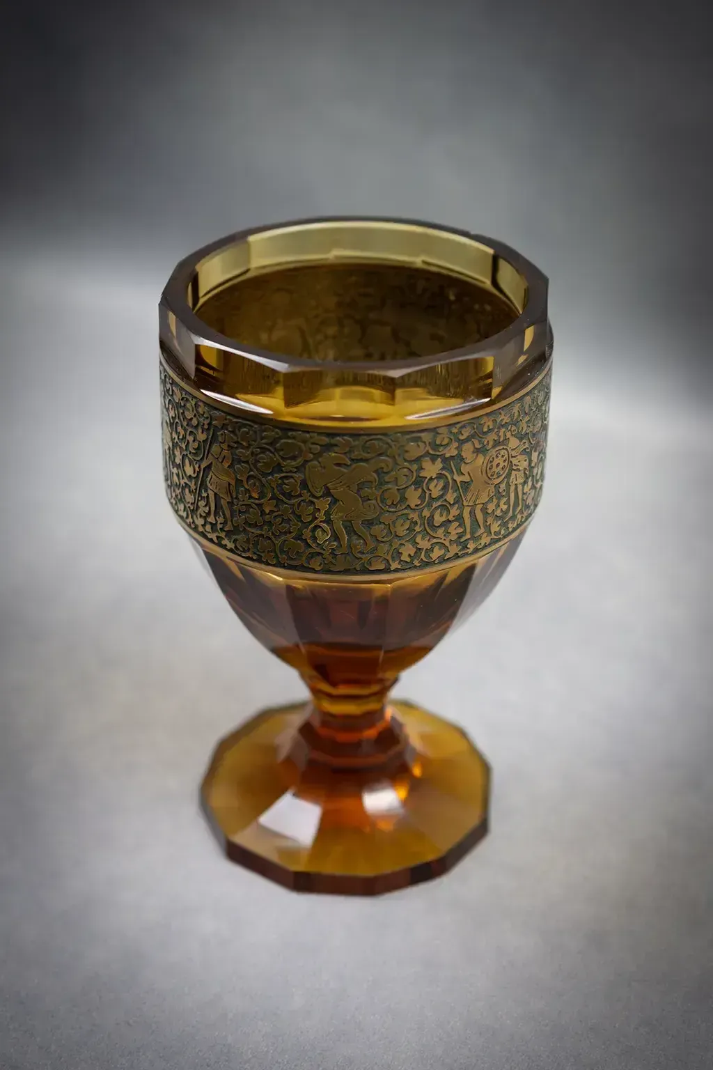 photo furniture Bonbonnière en verre ambré Moser avec frise dorée - vers 1920