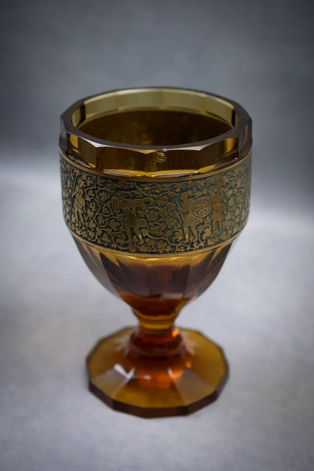 photo vintage Bonbonnière en verre ambré Moser avec frise dorée - vers 1920