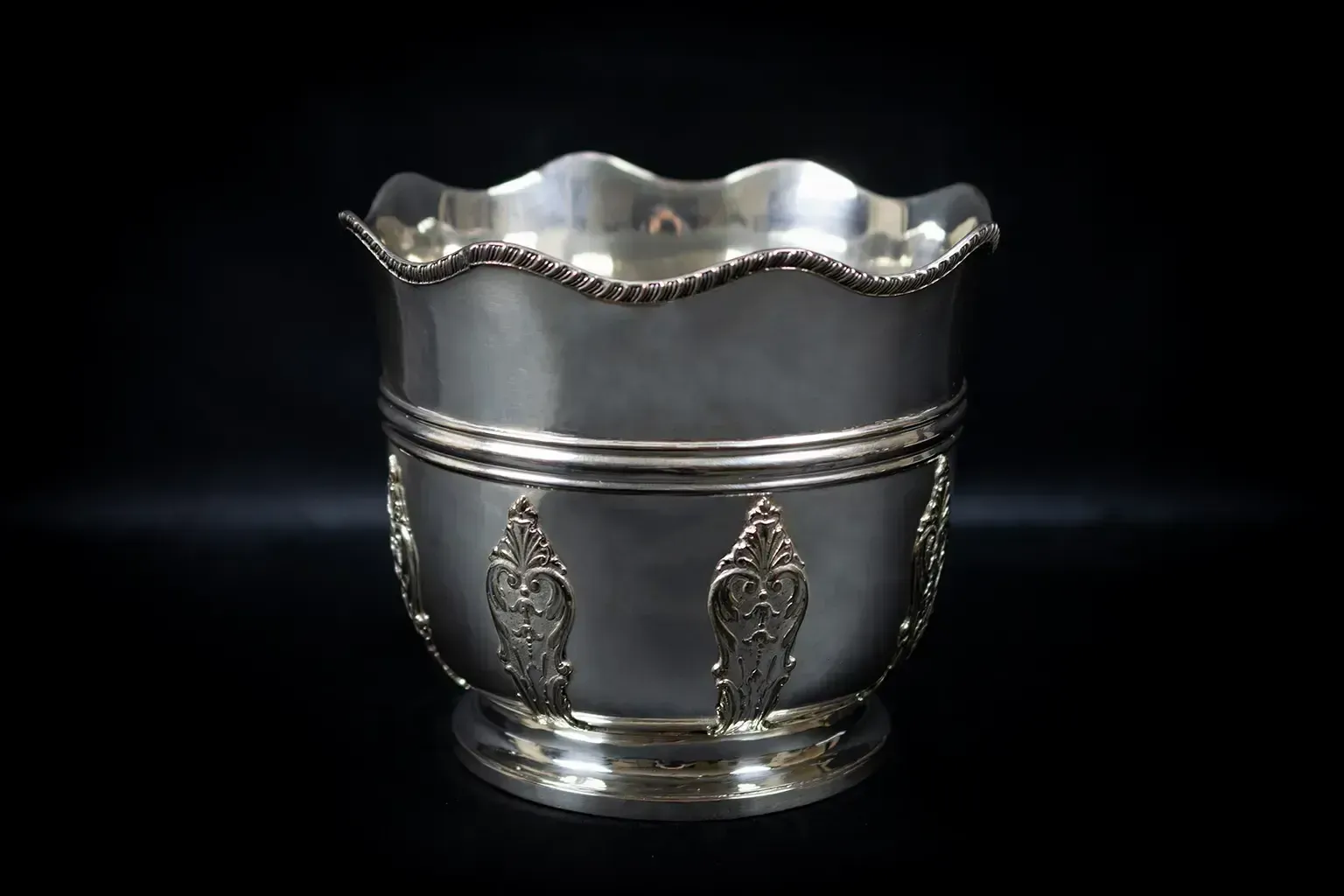 Seau rafraîchisseur en métal argenté de style Bérain - H. 18 cm photo furniture