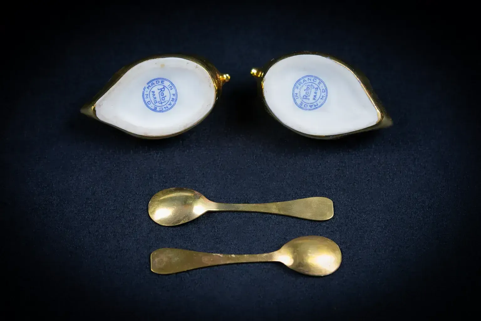 photo vintage 12 porte-couteaux ROBJ en forme de canard - ensemble Art déco avec 2 salières en porcelaine dorée