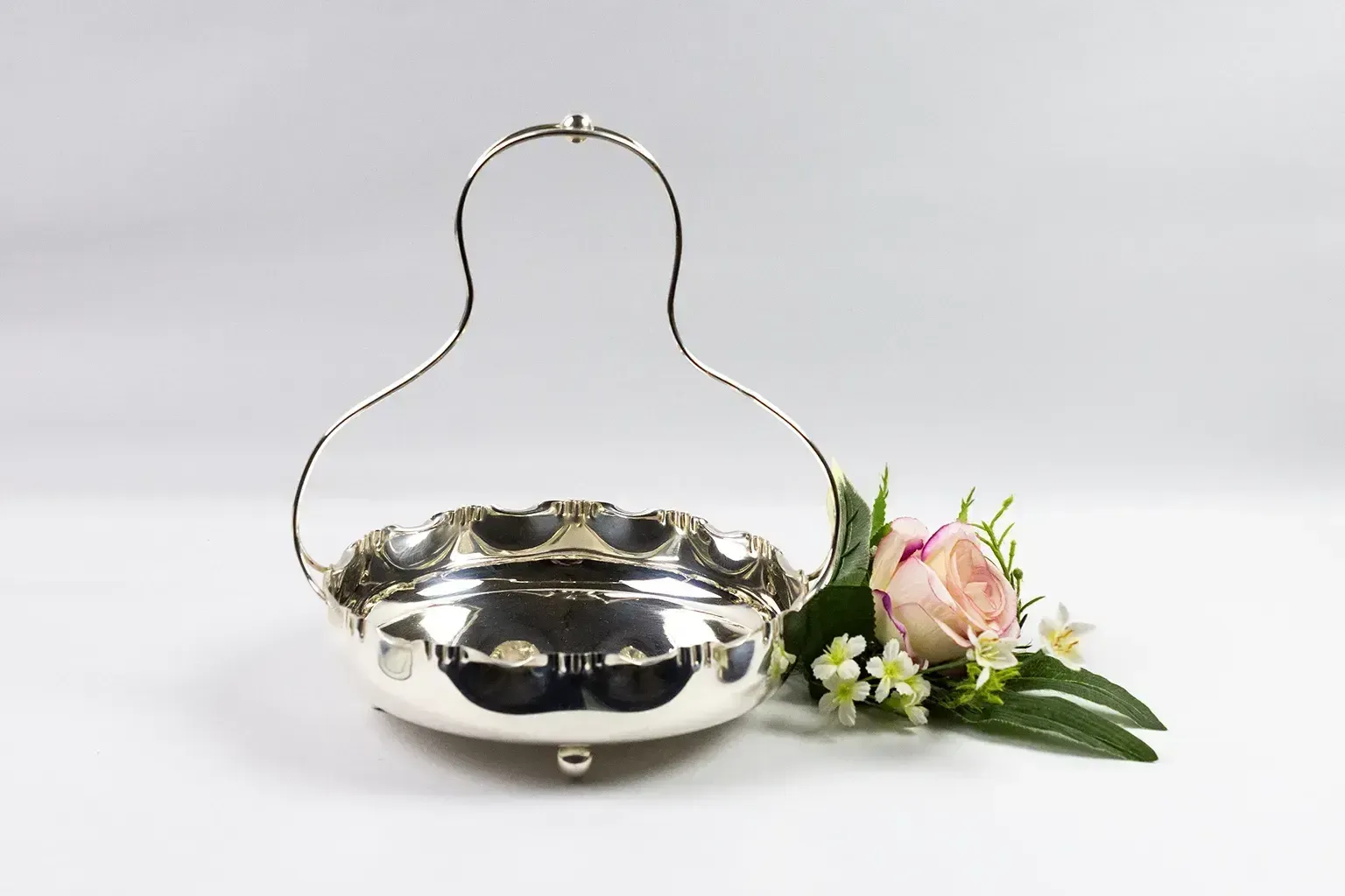 Milieu de table en métal argenté avec anse, poinçonné « Silver Plated Metal » et « Gb » - XXe siècle