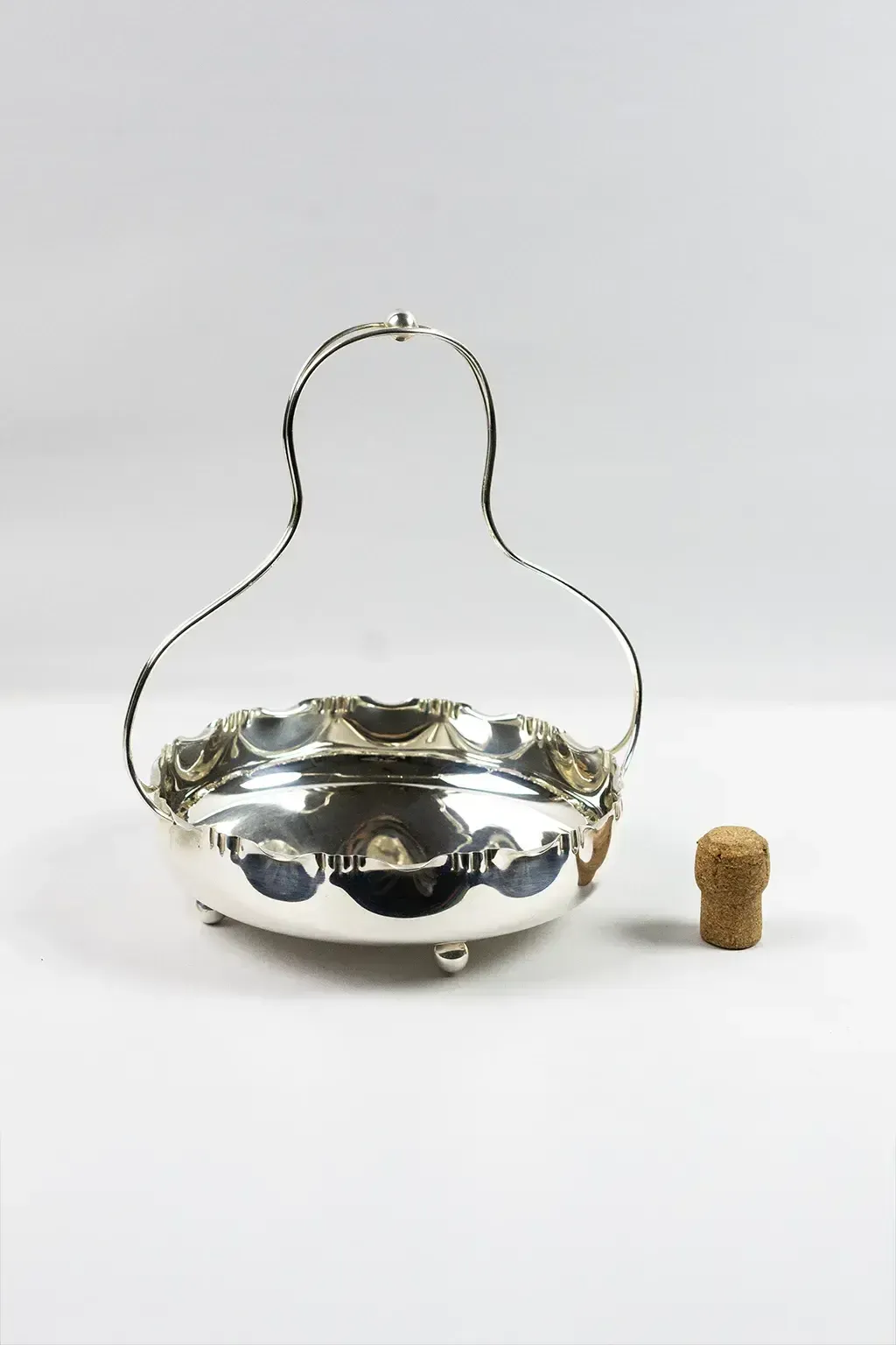 Milieu de table en métal argenté avec anse, poinçonné « Silver Plated Metal » et « Gb » - XXe siècle photo 90.0