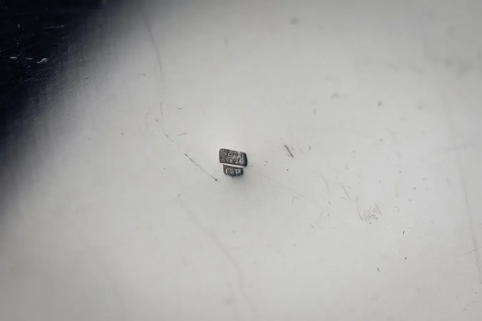 photo for sale Milieu de table en métal argenté avec anse, poinçonné « Silver Plated Metal » et « Gb » - XXe siècle
