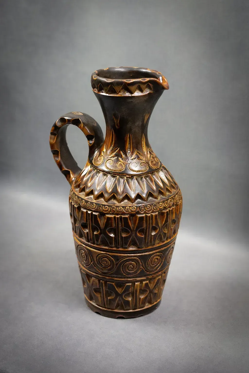Grande aiguière en terre cuite brune incisée, Marius Bessone, Vallauris, vers 1960 photo for sale