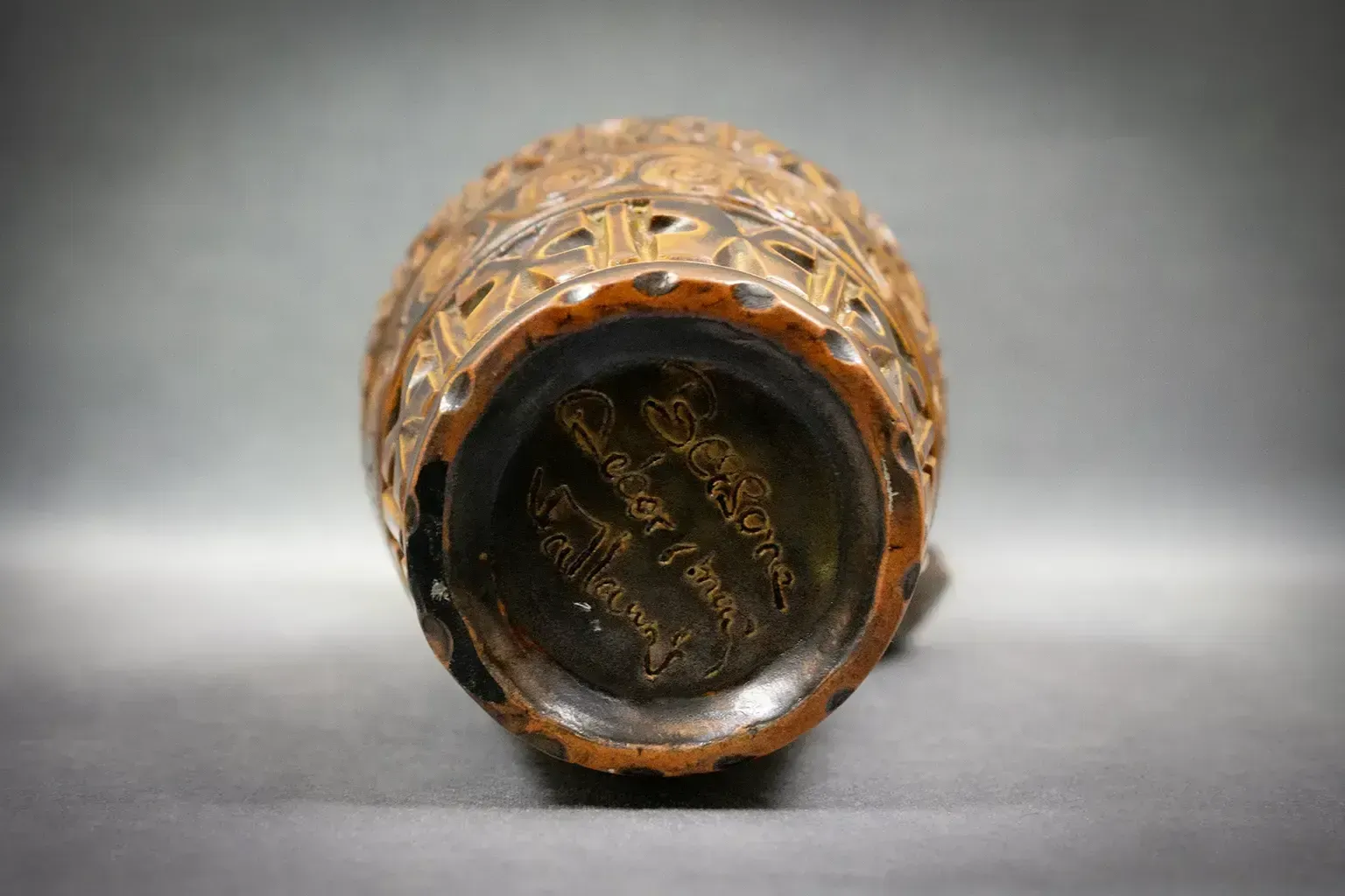 photo for sale Grande aiguière en terre cuite brune incisée, Marius Bessone, Vallauris, vers 1960