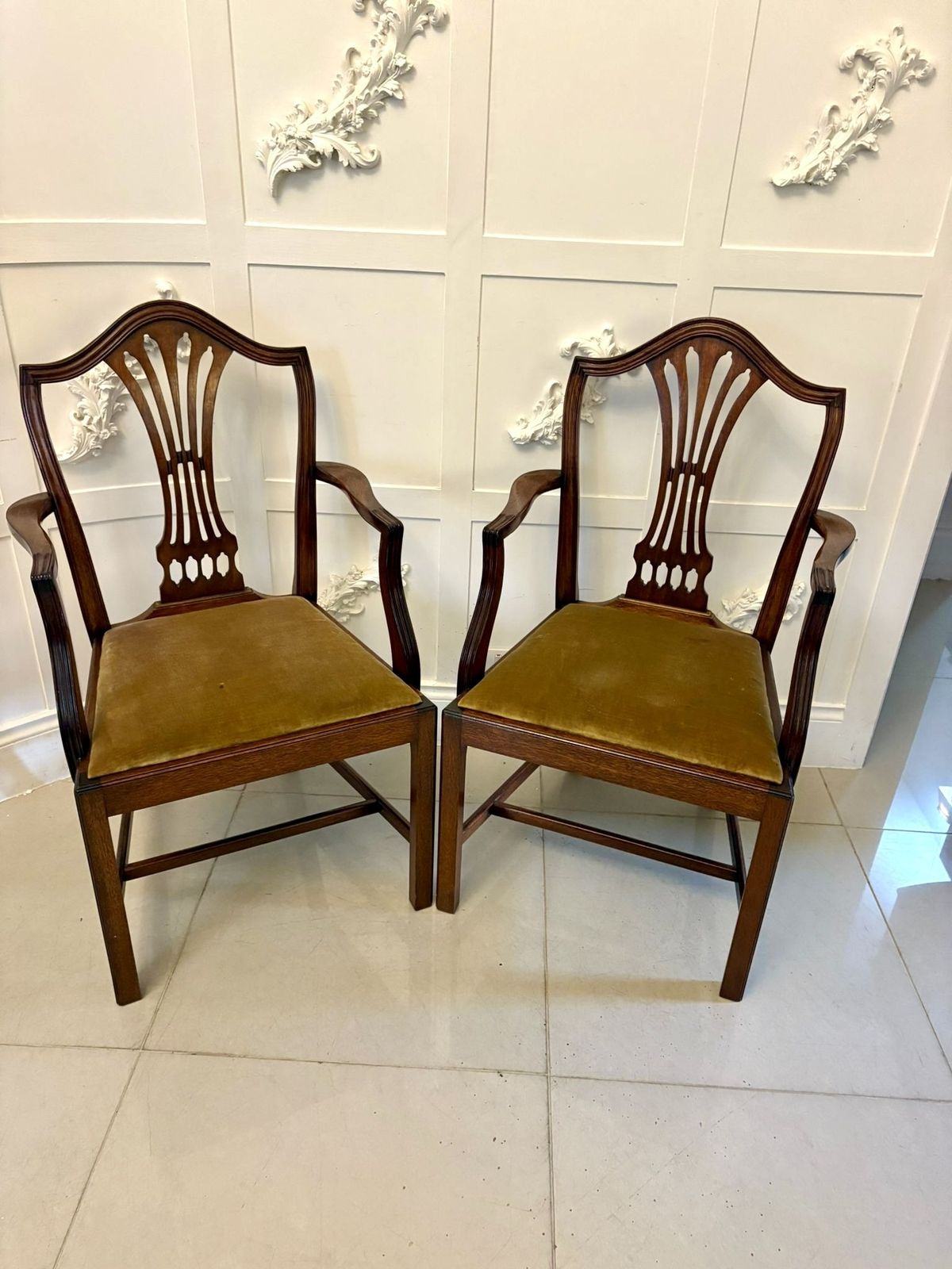 photo vintage Quality Set Of 12 Antique Mahogany Hepplewhite Style Dining Chairs