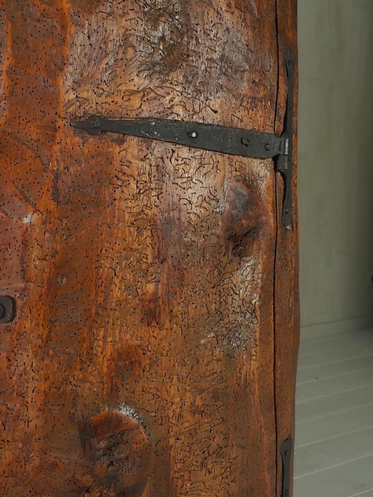 photo vintage Primitive Folk Art Cabinet Made Of An Old Tree Trunk.