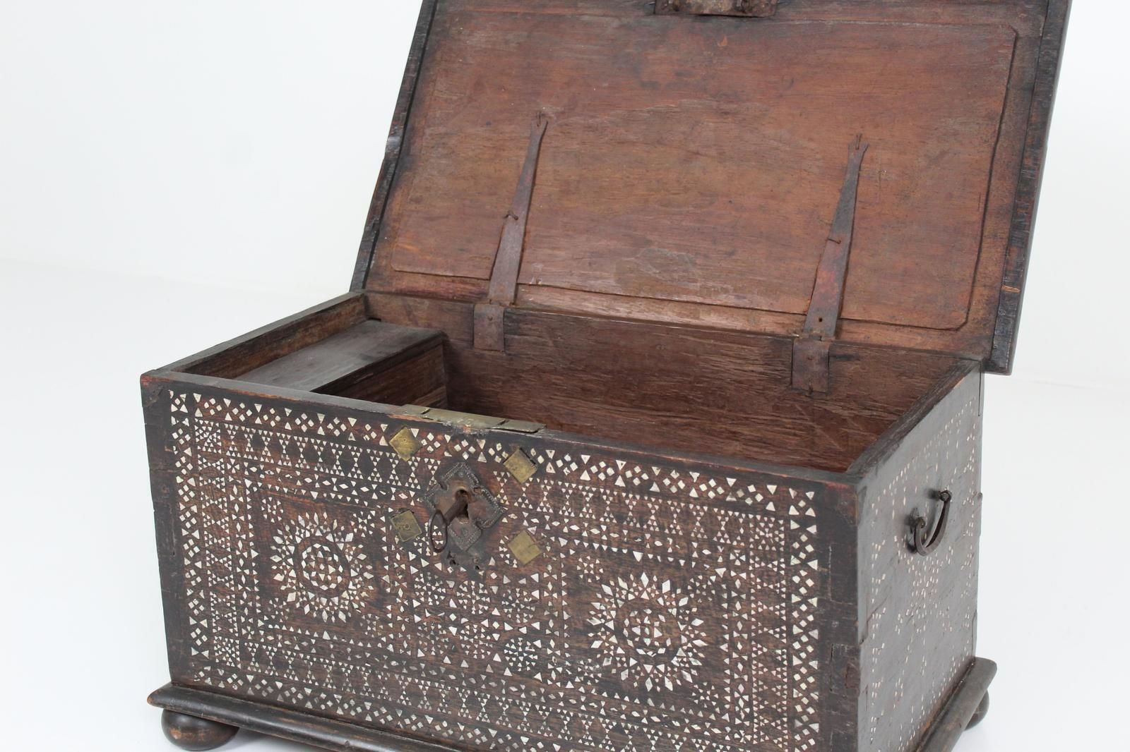 750.0 Oriental Chest Inlaid With Mother Of Pearl photo