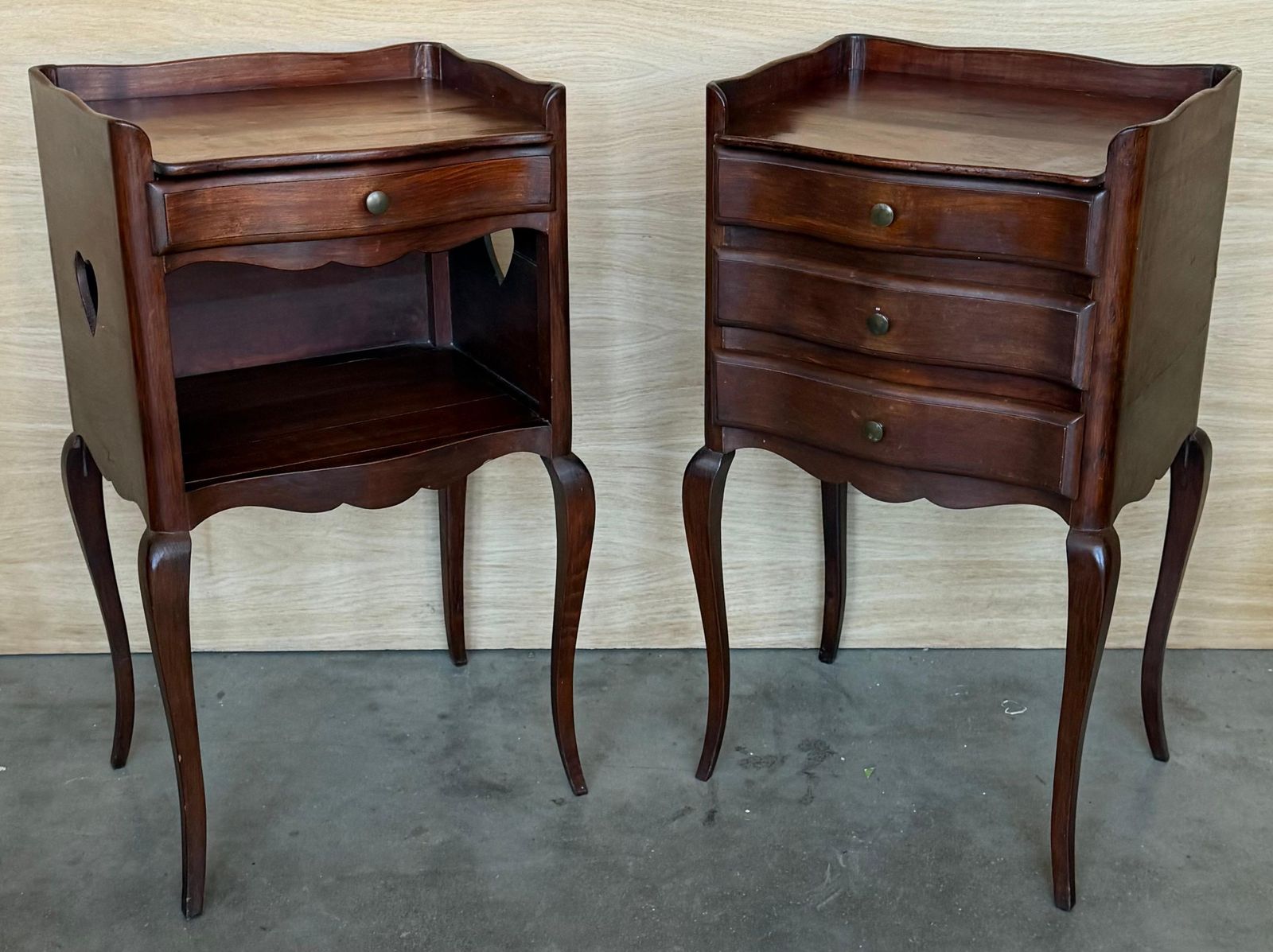 Paire de tables de chevet françaises en noyer, étagère ouverte à panneaux en forme de cœur et trois tiroirs photo for sale
