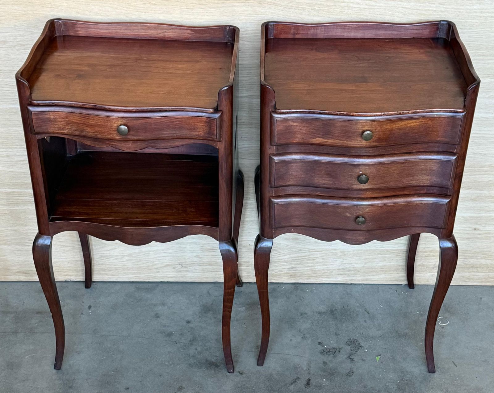 Paire de tables de chevet françaises en noyer, étagère ouverte à panneaux en forme de cœur et trois tiroirs photo 2771.0