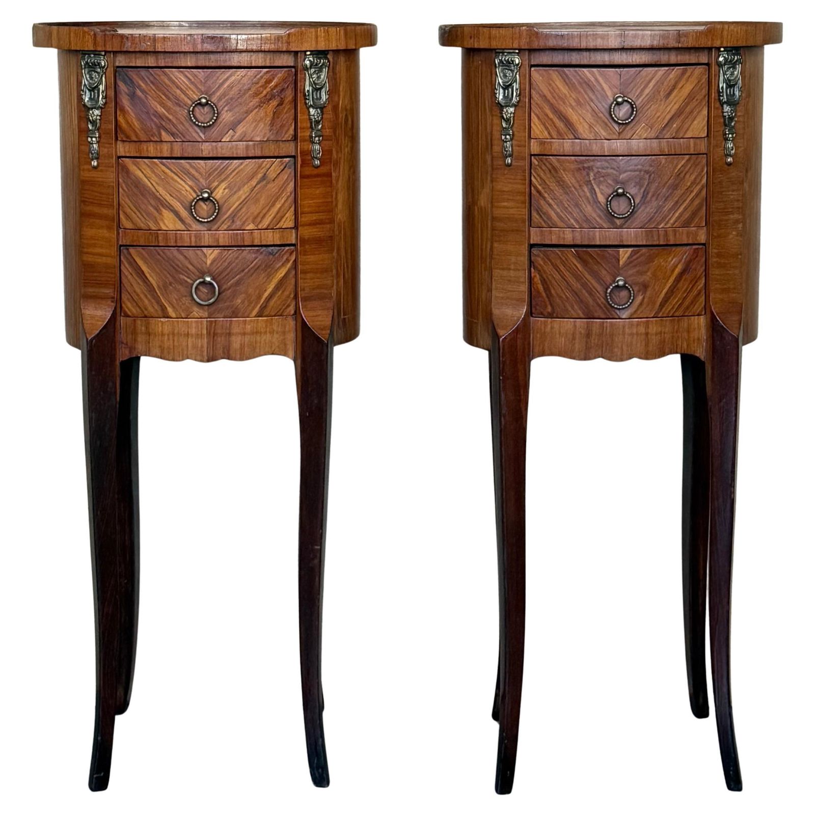 Paire de tables de chevet de style Louis XV à trois tiroirs et pieds en cabriole