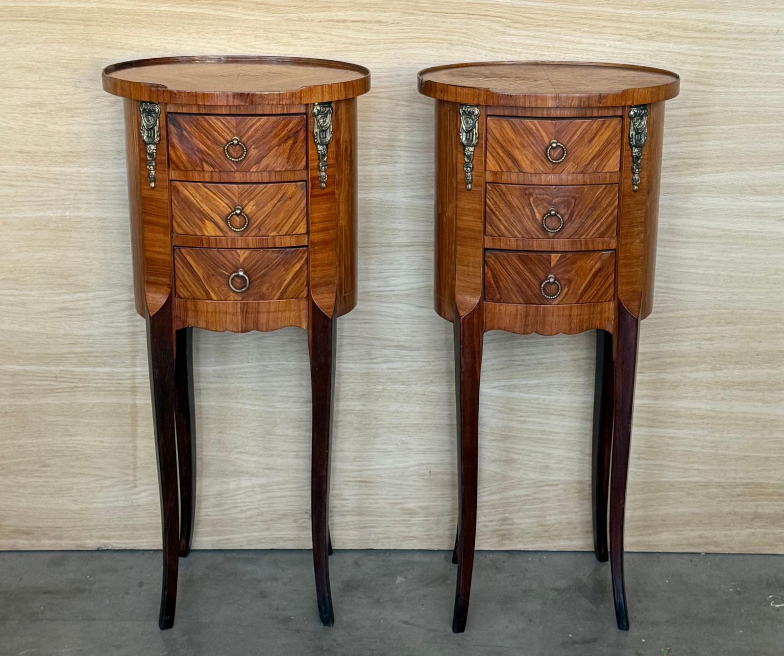 Paire de tables de chevet de style Louis XV à trois tiroirs et pieds en cabriole photo for sale
