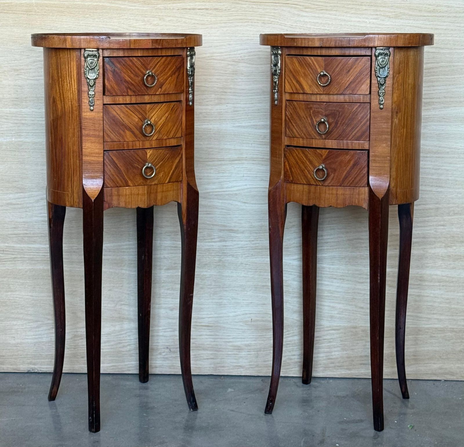 Paire de tables de chevet de style Louis XV à trois tiroirs et pieds en cabriole photo 2014.0
