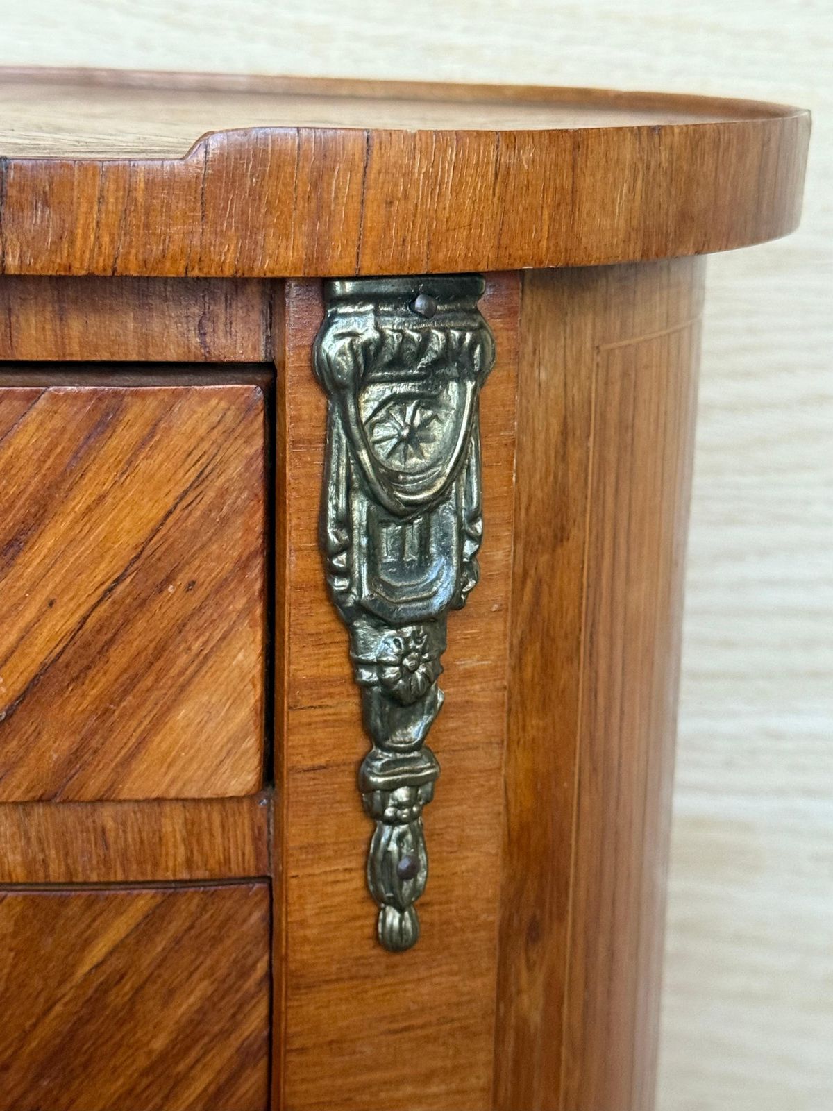 Paire de tables de chevet de style Louis XV à trois tiroirs et pieds en cabriole photo vinterior
