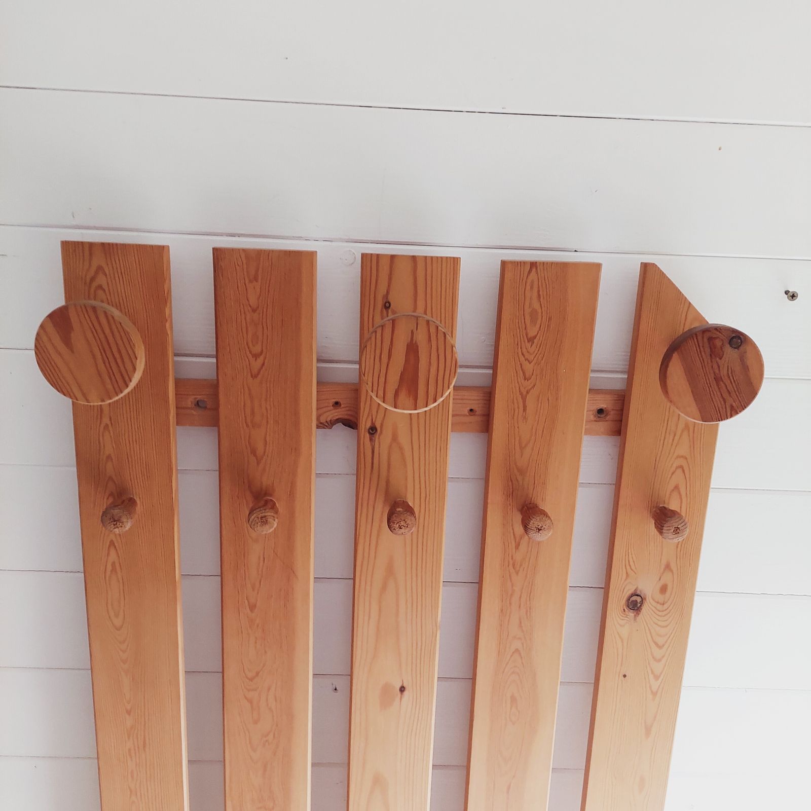 photo vinterior Mid Century Scandinavian Pine Coat Rack Slatted Wall Panel Tilja,  Karin Mobring Ikea, 1970s