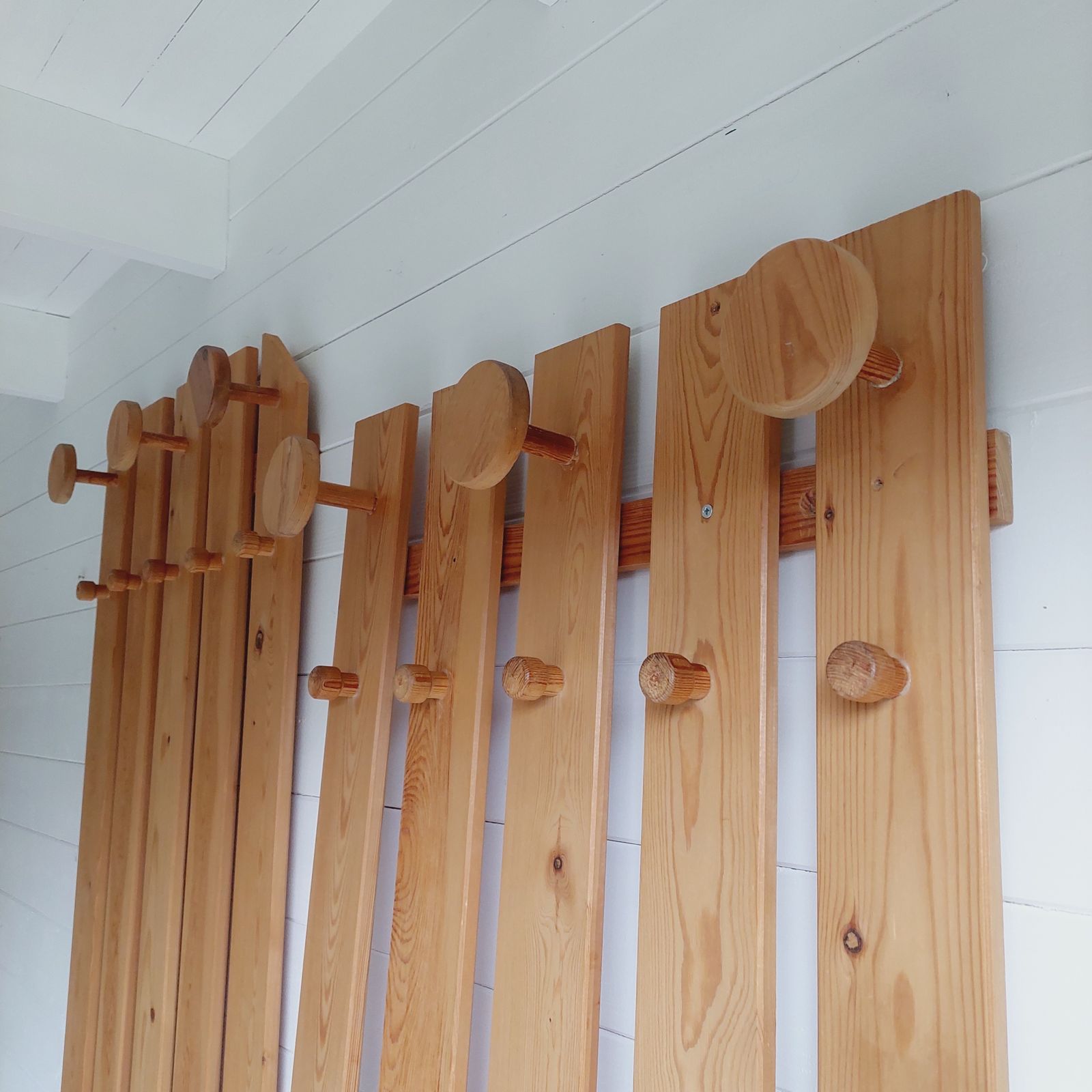 photo vintage Mid Century Scandinavian Pine Coat Rack Slatted Wall Panel Tilja,  Karin Mobring Ikea, 1970s