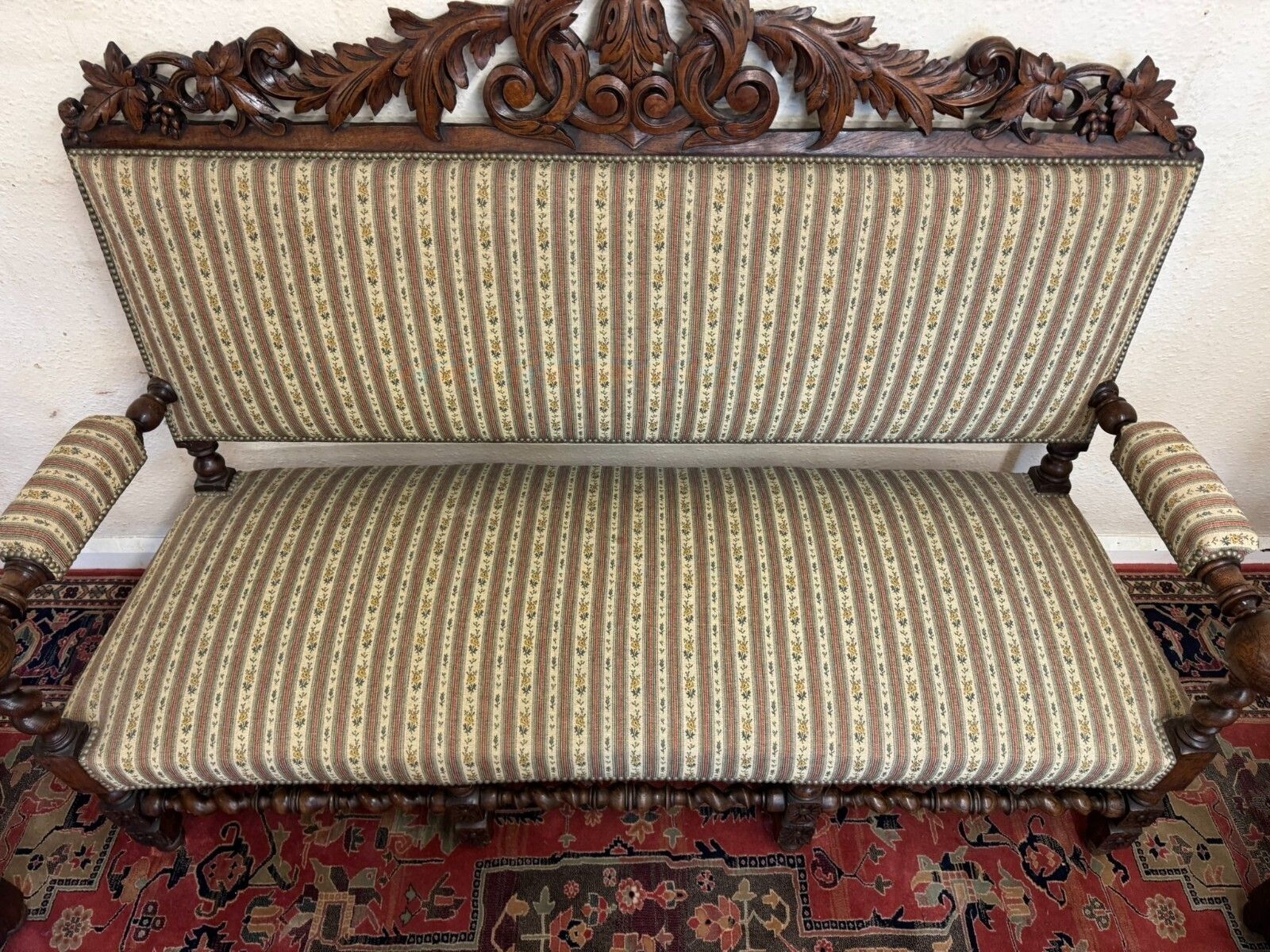 photo vintage Quality Antique French Carved Oak Settee And Two Matching Armchairs Circa 1900