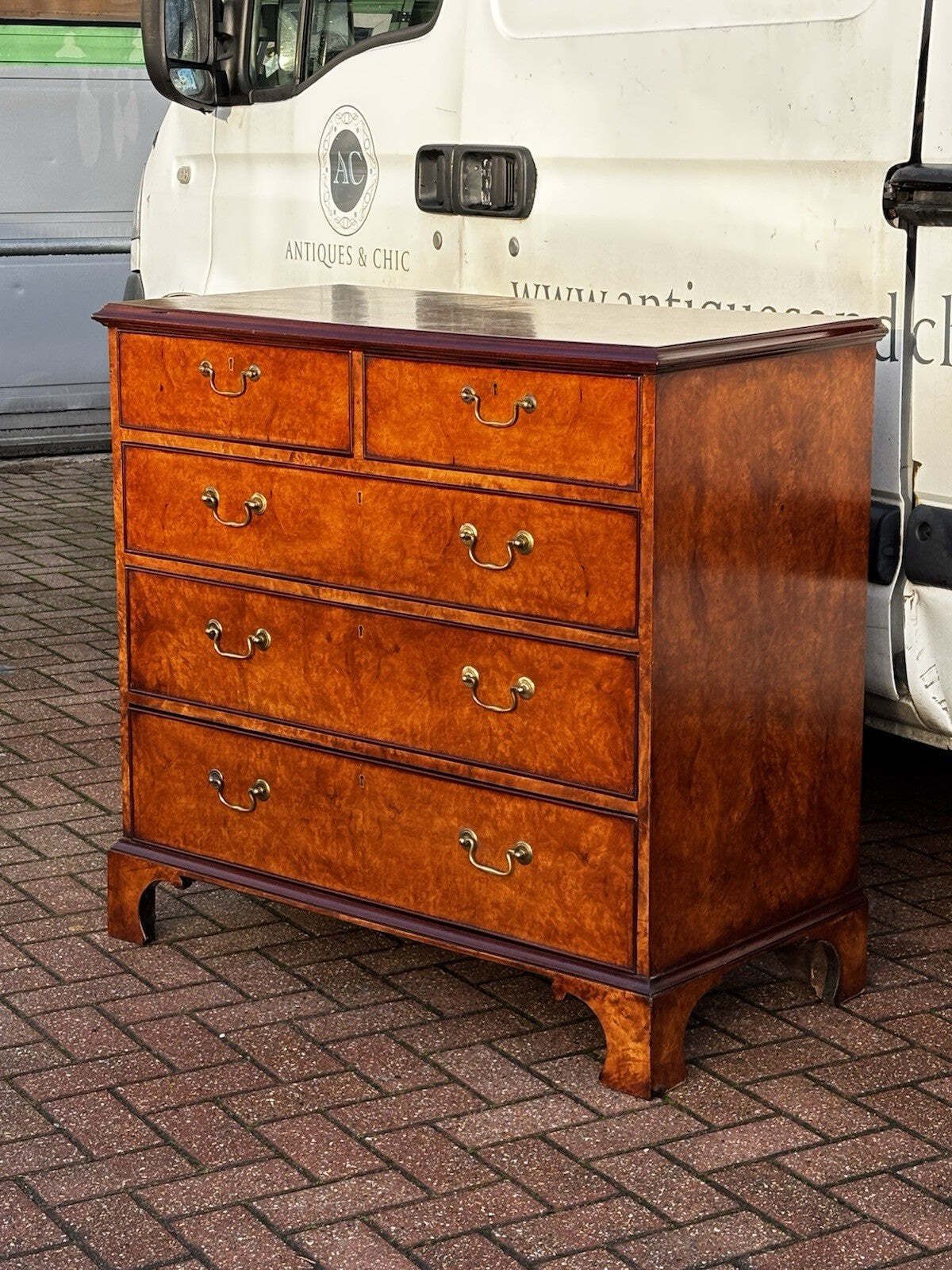 Georgian Walnut Chest Of Drawers. photo vinterior