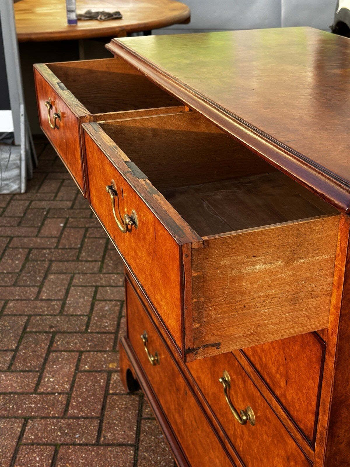 photo vintage Georgian Walnut Chest Of Drawers.