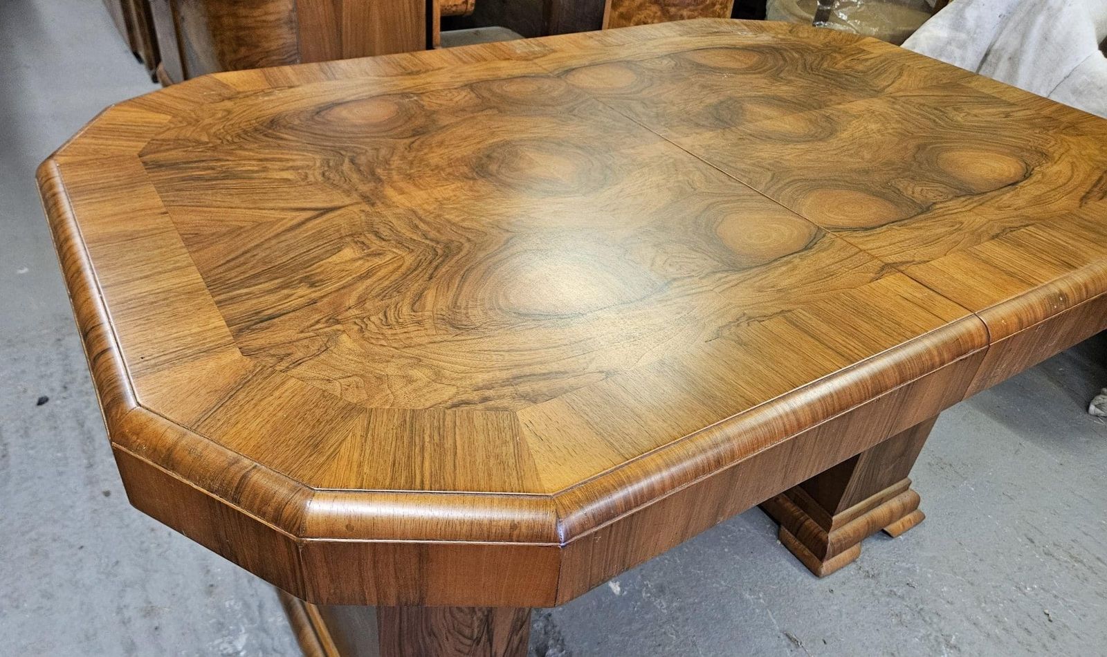 photo vintage Art Deco Extendable Dining Table