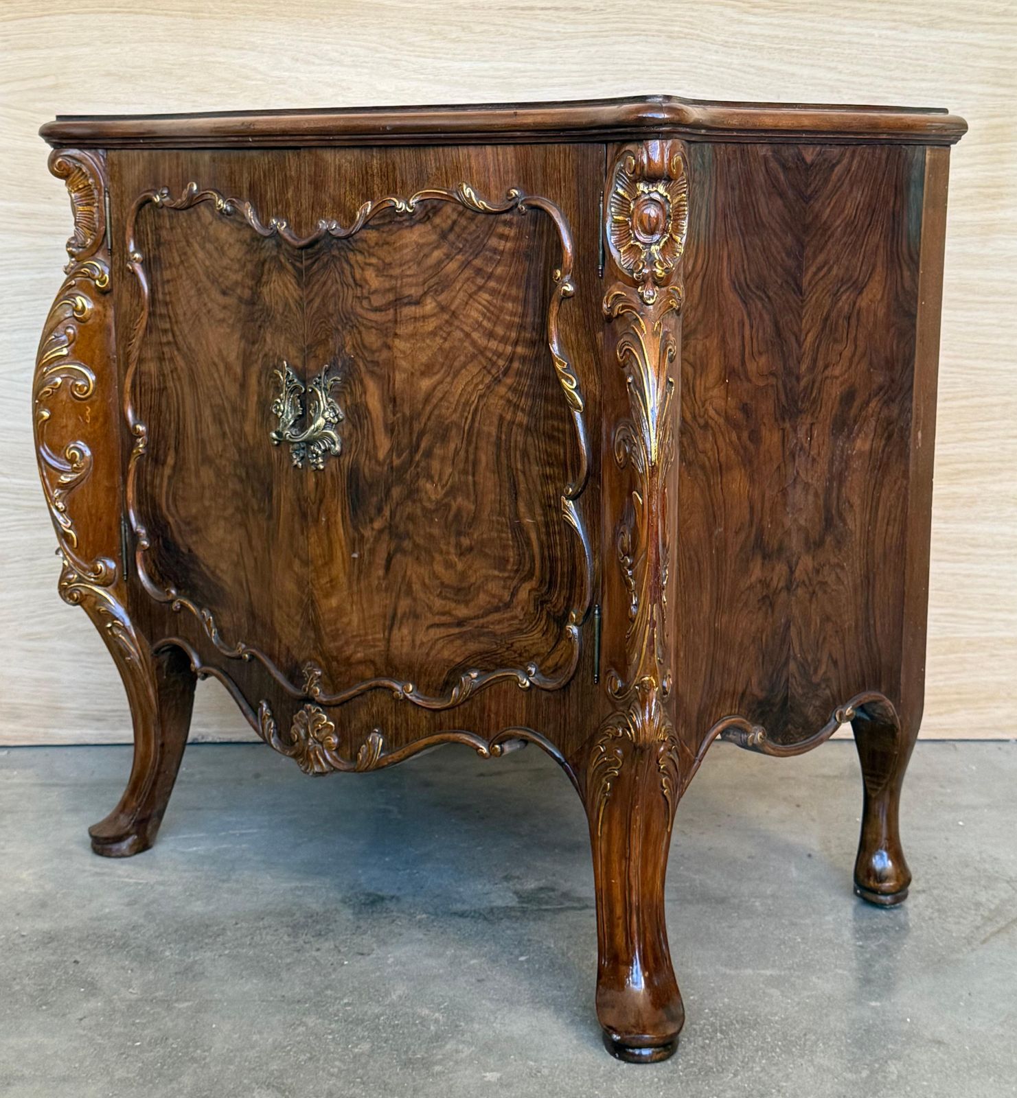 Tables de chevet ou commodes françaises sculptées à portes en loupe de noyer, années 1930, lot de 2 photo vinterior
