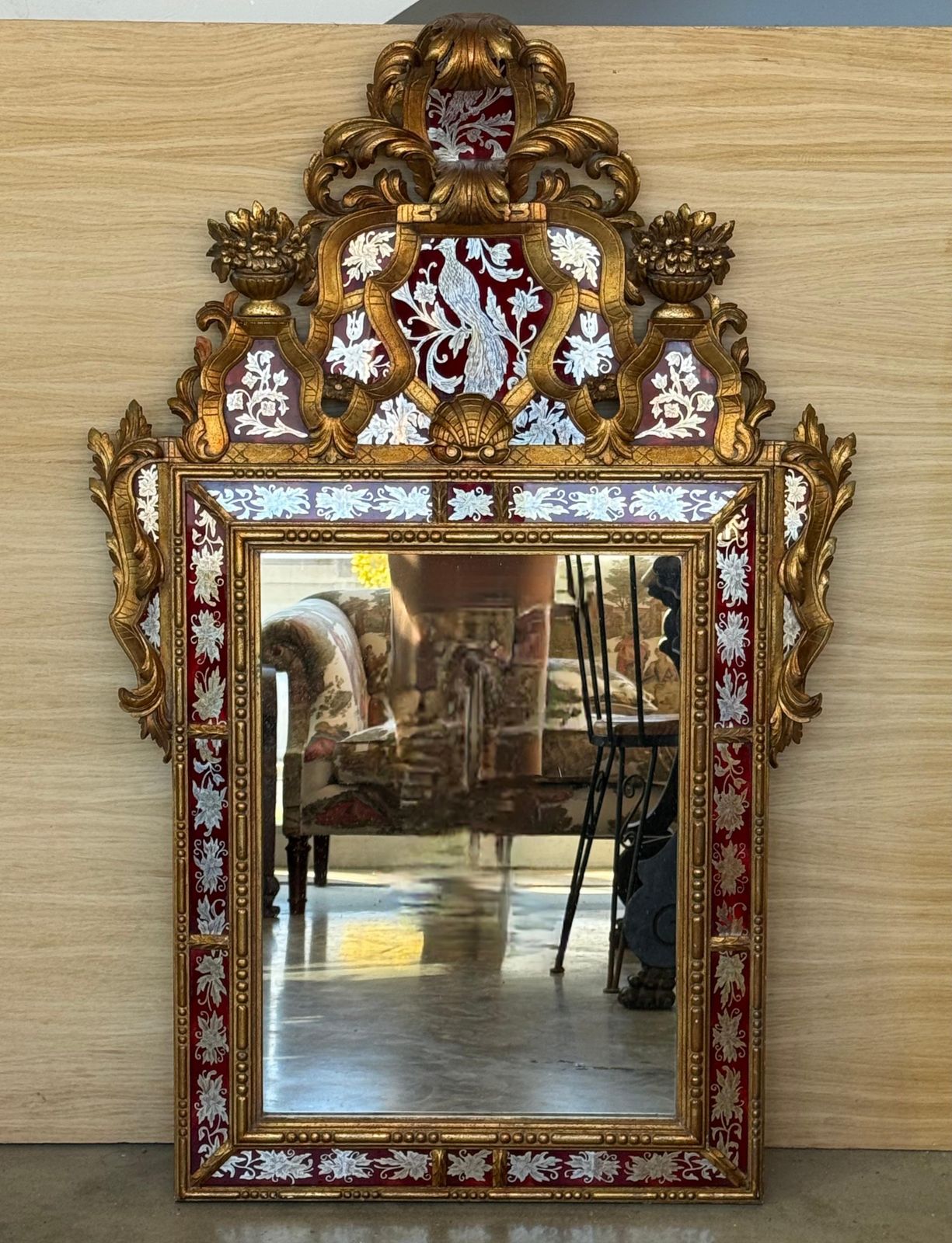 Miroir de style vénitien en bois sculpté doré, bordure en verre rouge photo furniture