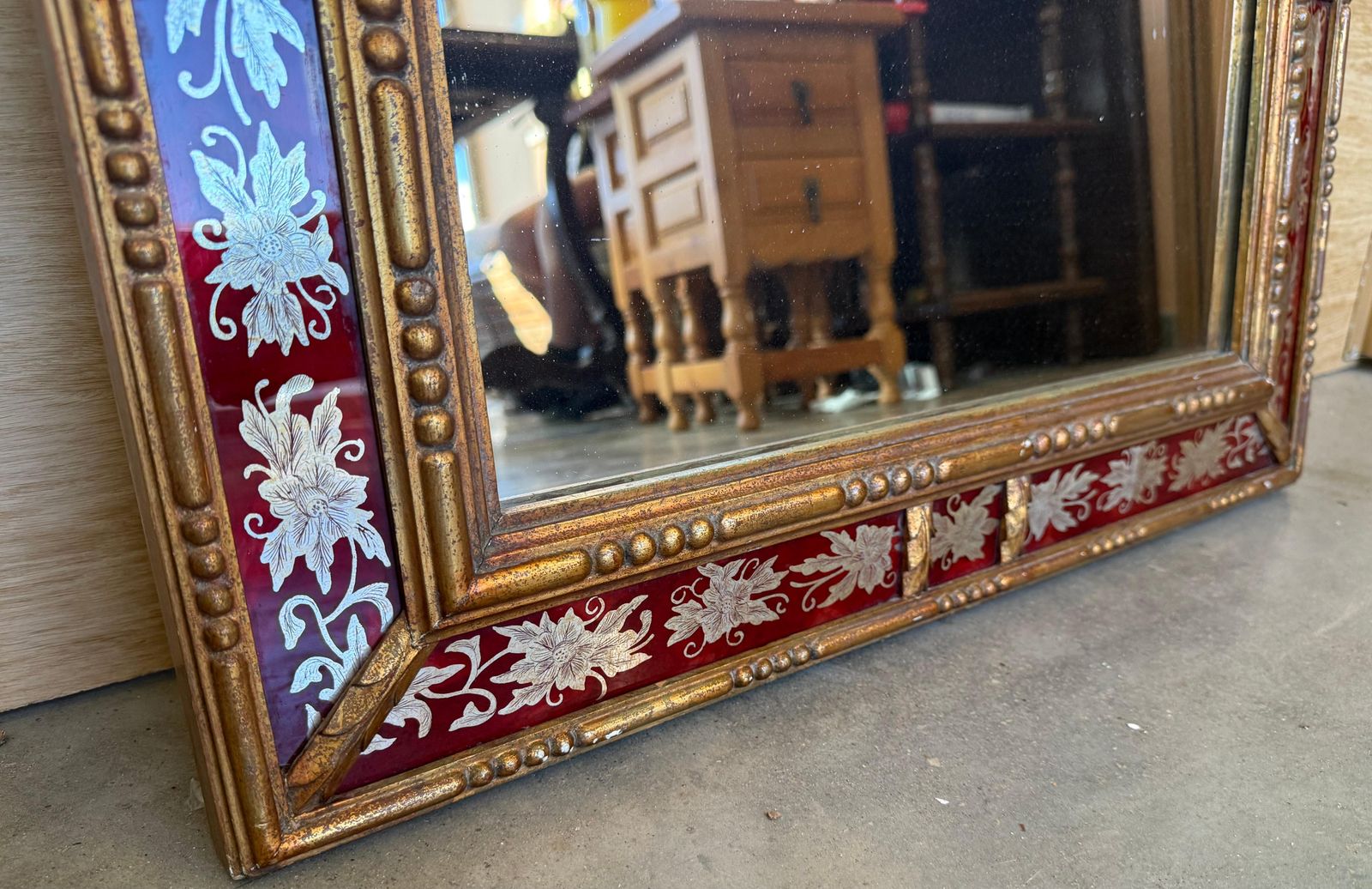 photo for sale Miroir de style vénitien en bois sculpté doré, bordure en verre rouge