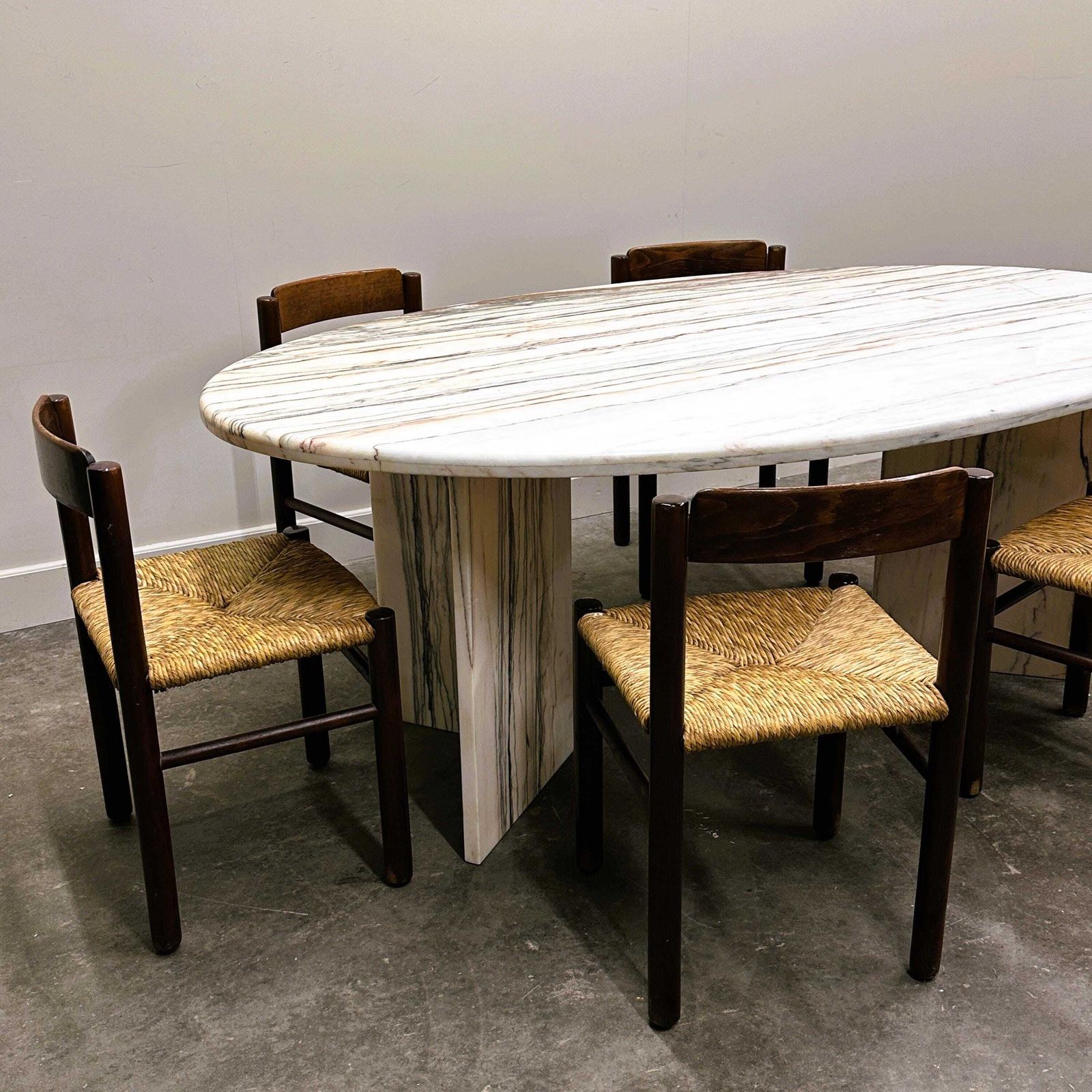 3873.0 Grote Ovale Italiaanse Eettafel In Arabescato Rosso Marmer – Sculptuurachtige Stenen Tafel, Jaren 1970 photo