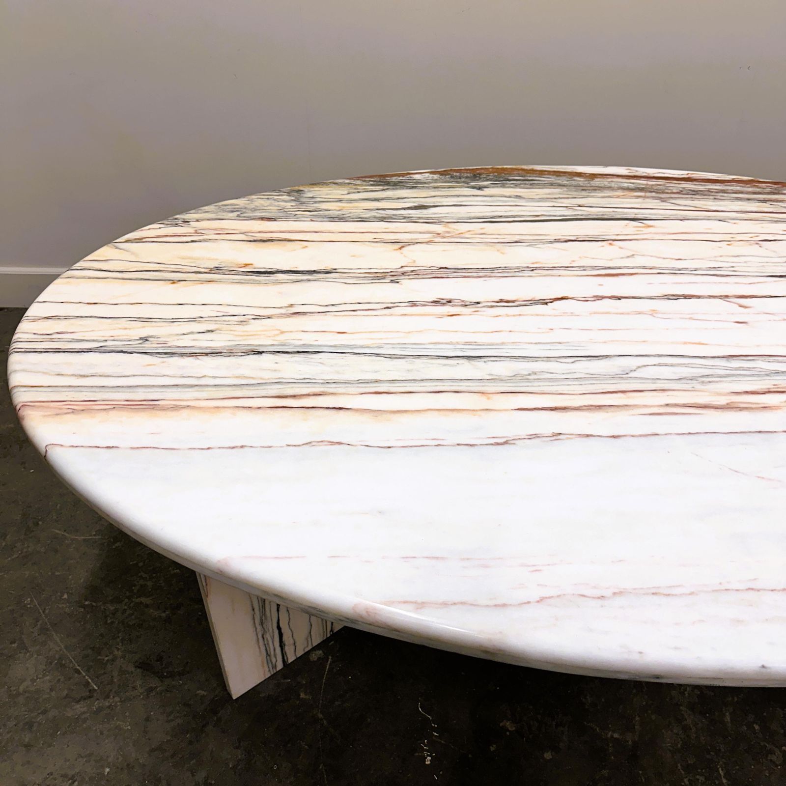 photo vinterior Grote Ovale Italiaanse Eettafel In Arabescato Rosso Marmer – Sculptuurachtige Stenen Tafel, Jaren 1970