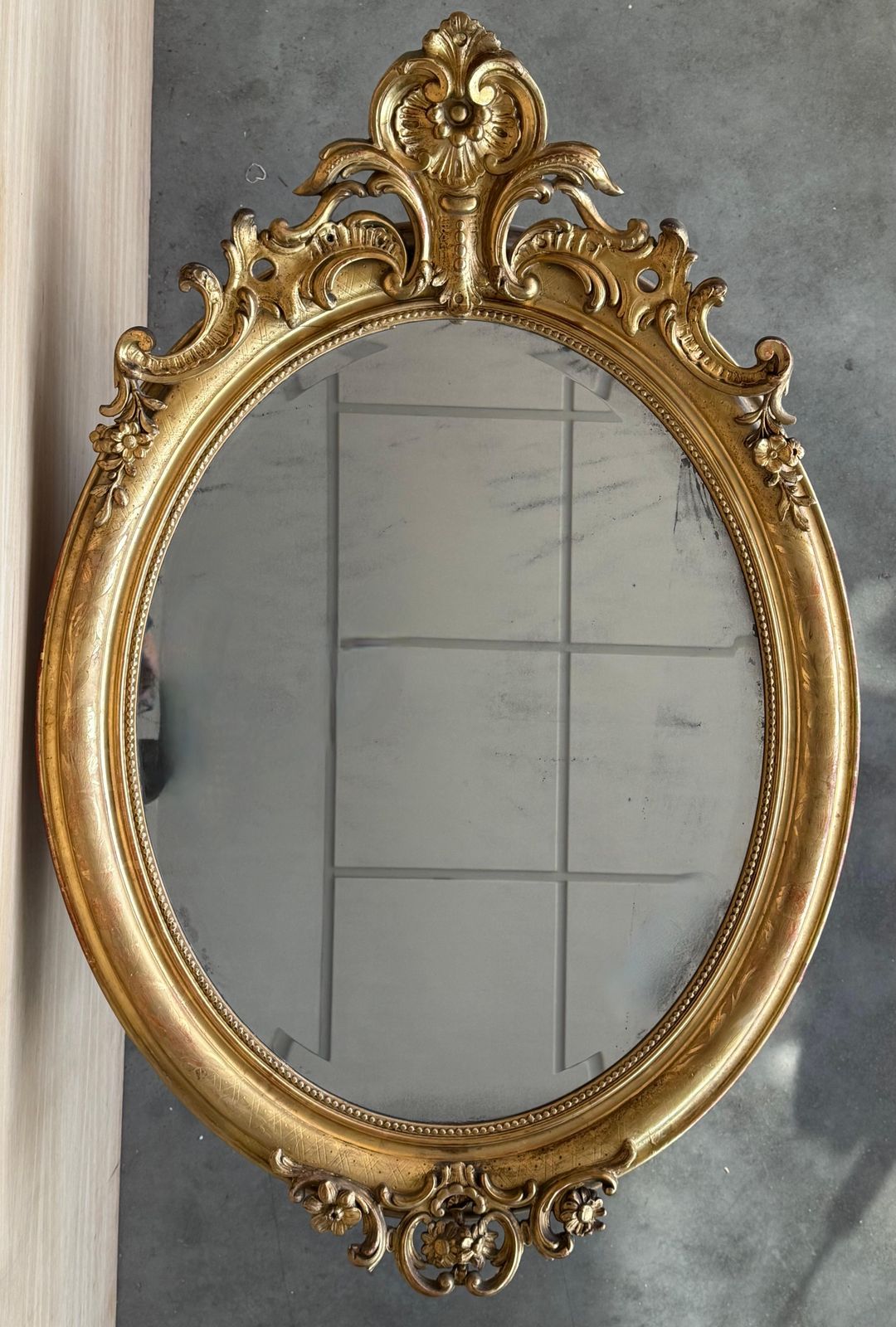 Miroir ovale d'époque Empire en bois doré, XIXe siècle photo for sale