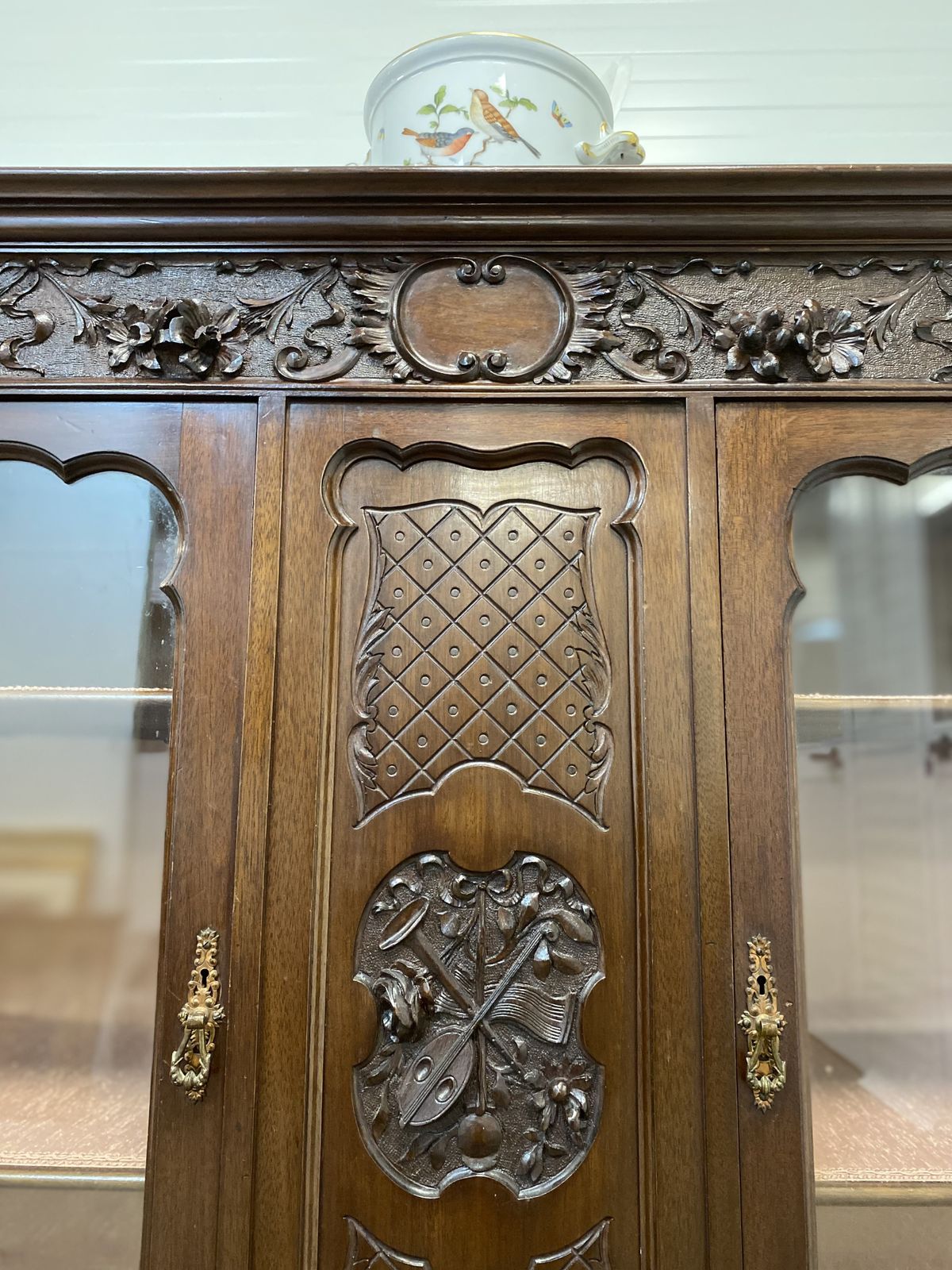 Early 20th Century English Neo Baroque Display Cabinet photo buy