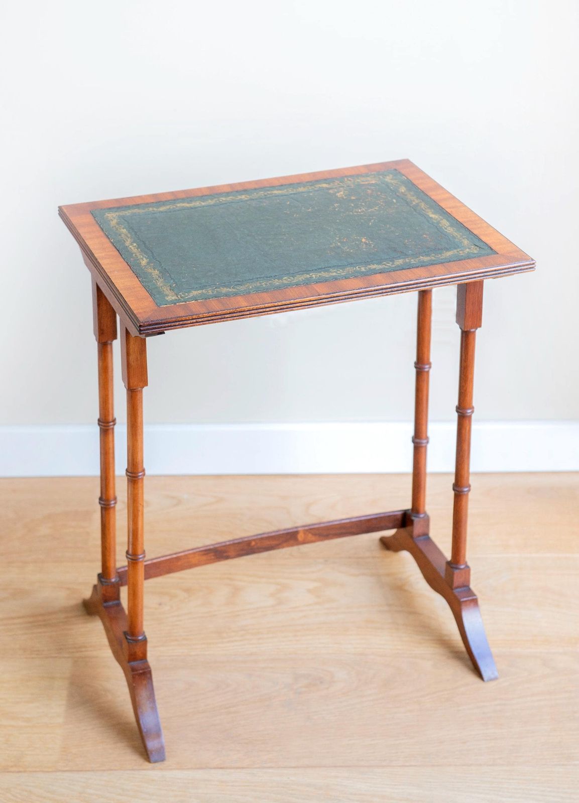Edwardiaanse Faux Bamboe Nesttafels – Antiek Mahonie Bijzettafelset – Groene Leren Bladen   Victoriaans Wooninterieur photo vinterior