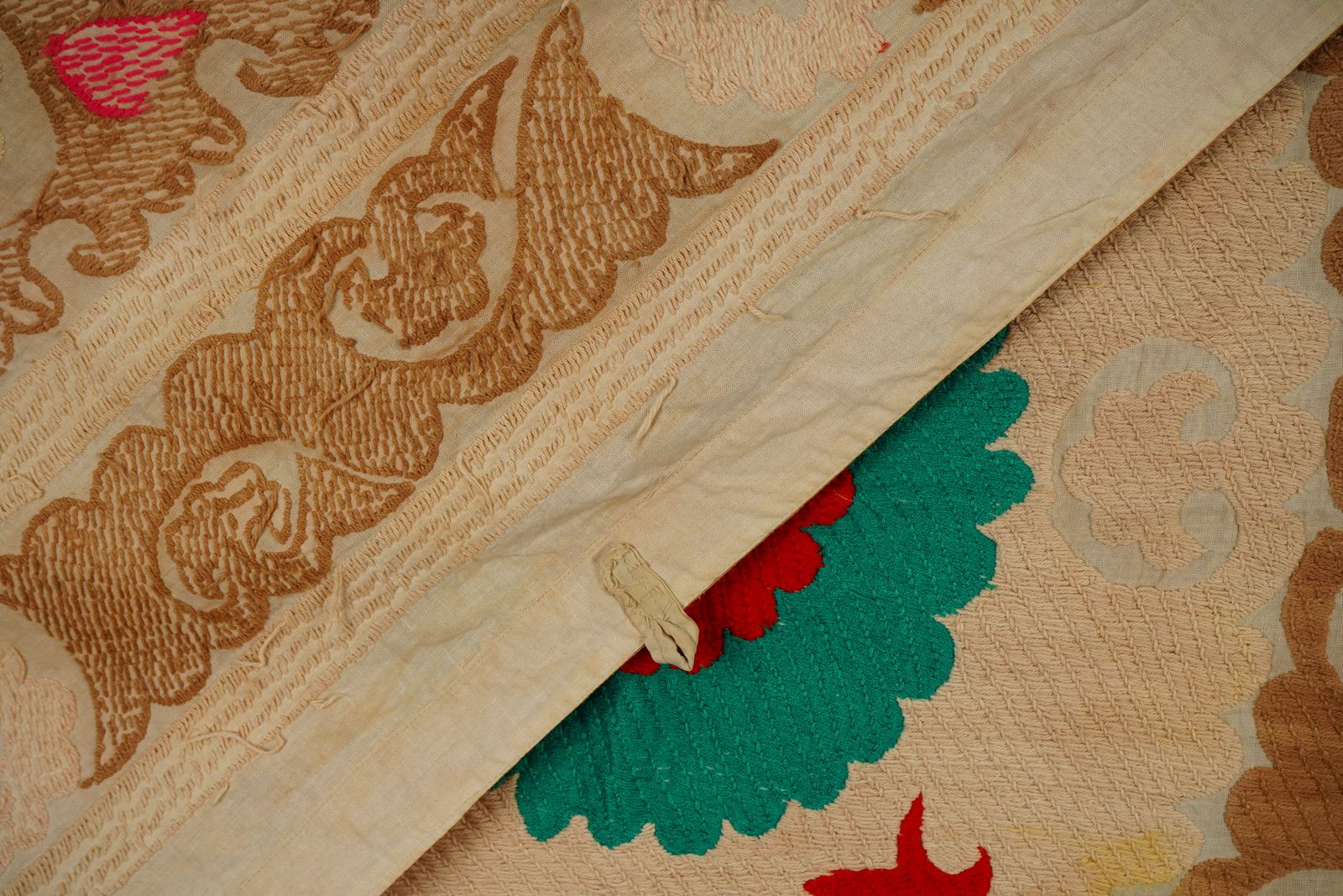 Handmade Suzani Tablecover – Tan Beige Textile With Emerald & Red Boho Details 3'9'' X 4'2'' photo 250.0