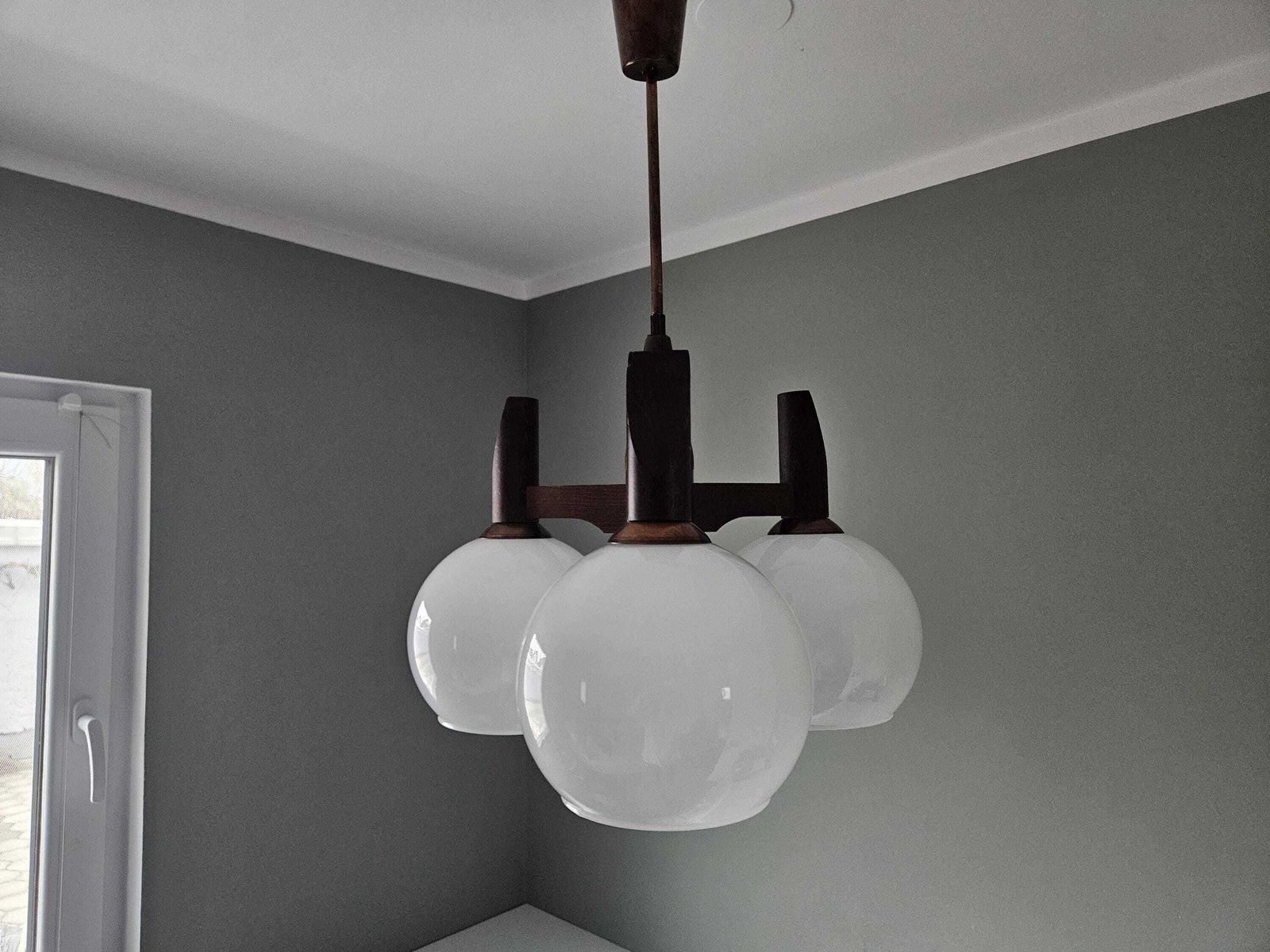 photo vintage 1 Of 2 / Vintage 3 Globe Wooden Chandelier And Glass Shades, Mid Century Modern