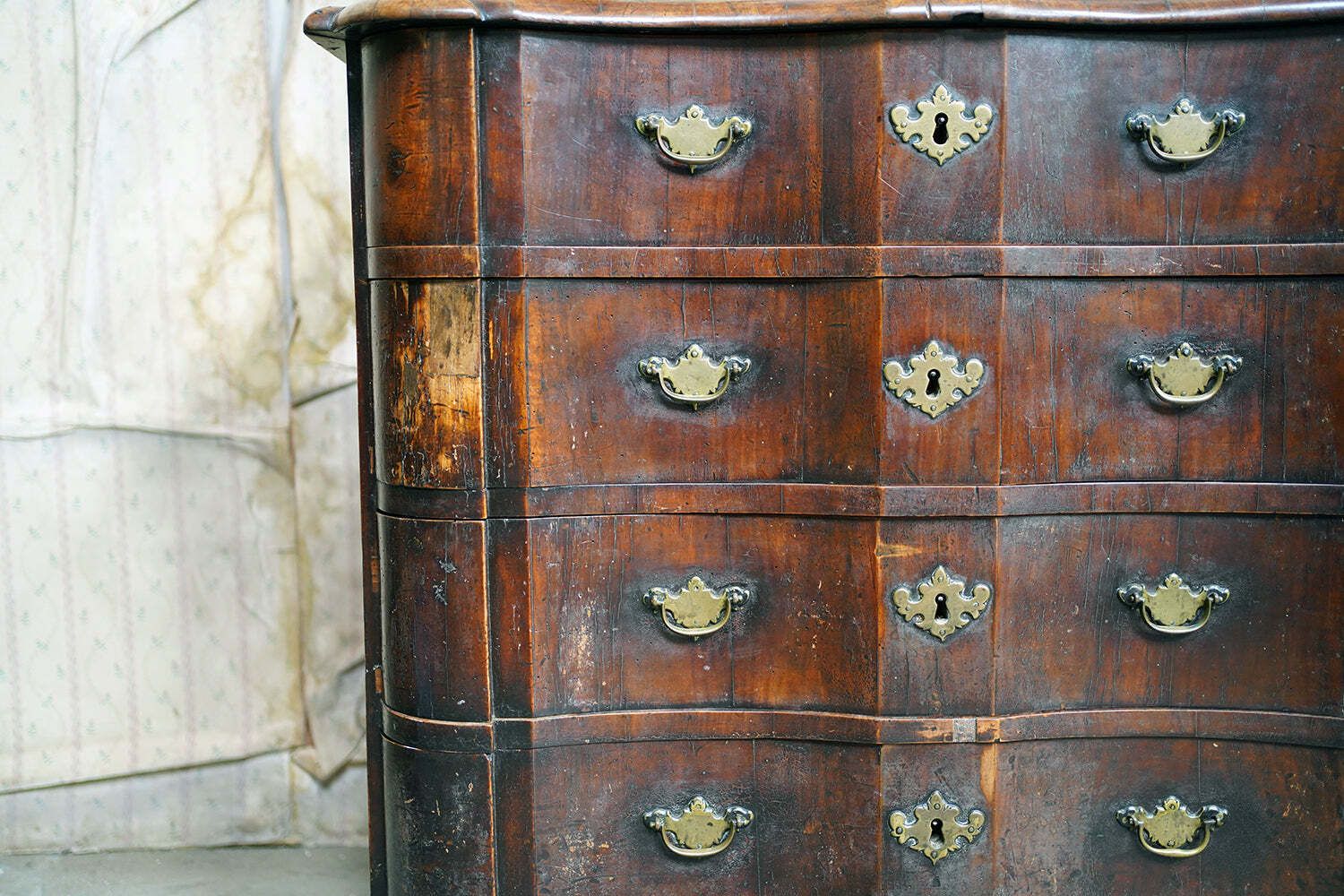 An Early 18thc Dutch Walnut Serpentine Commode C.1730 40 photo furniture
