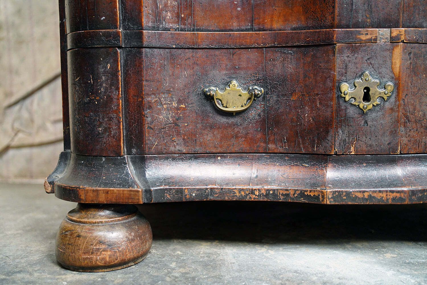 An Early 18thc Dutch Walnut Serpentine Commode C.1730 40 photo 2600.0