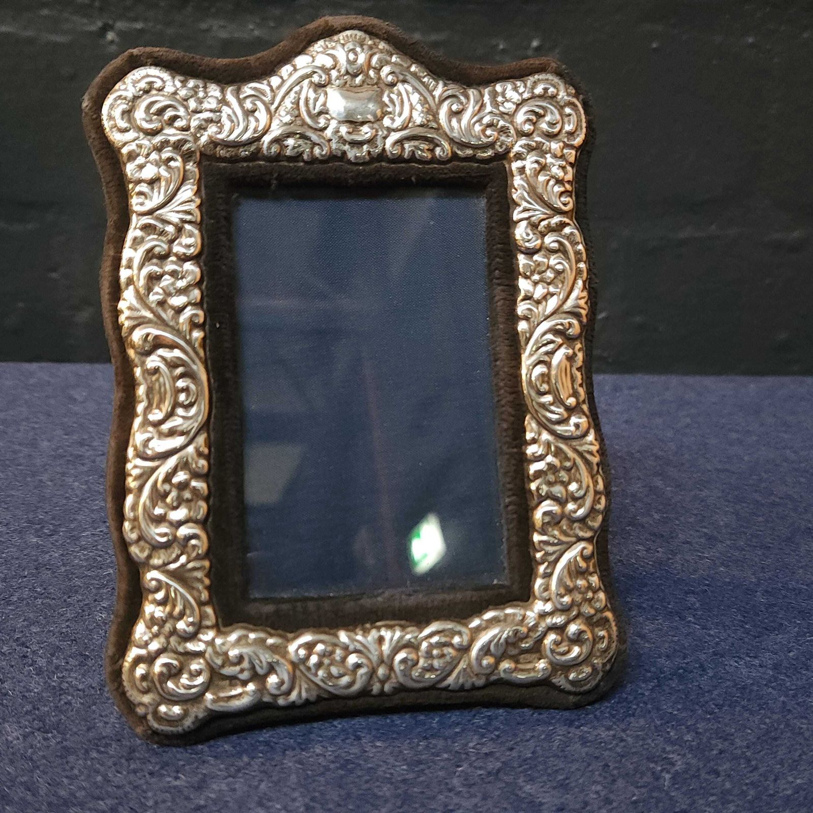 Hallmarked Silver Photograph Frame, Sheffield, Walker & Hall, 1986 photo furniture