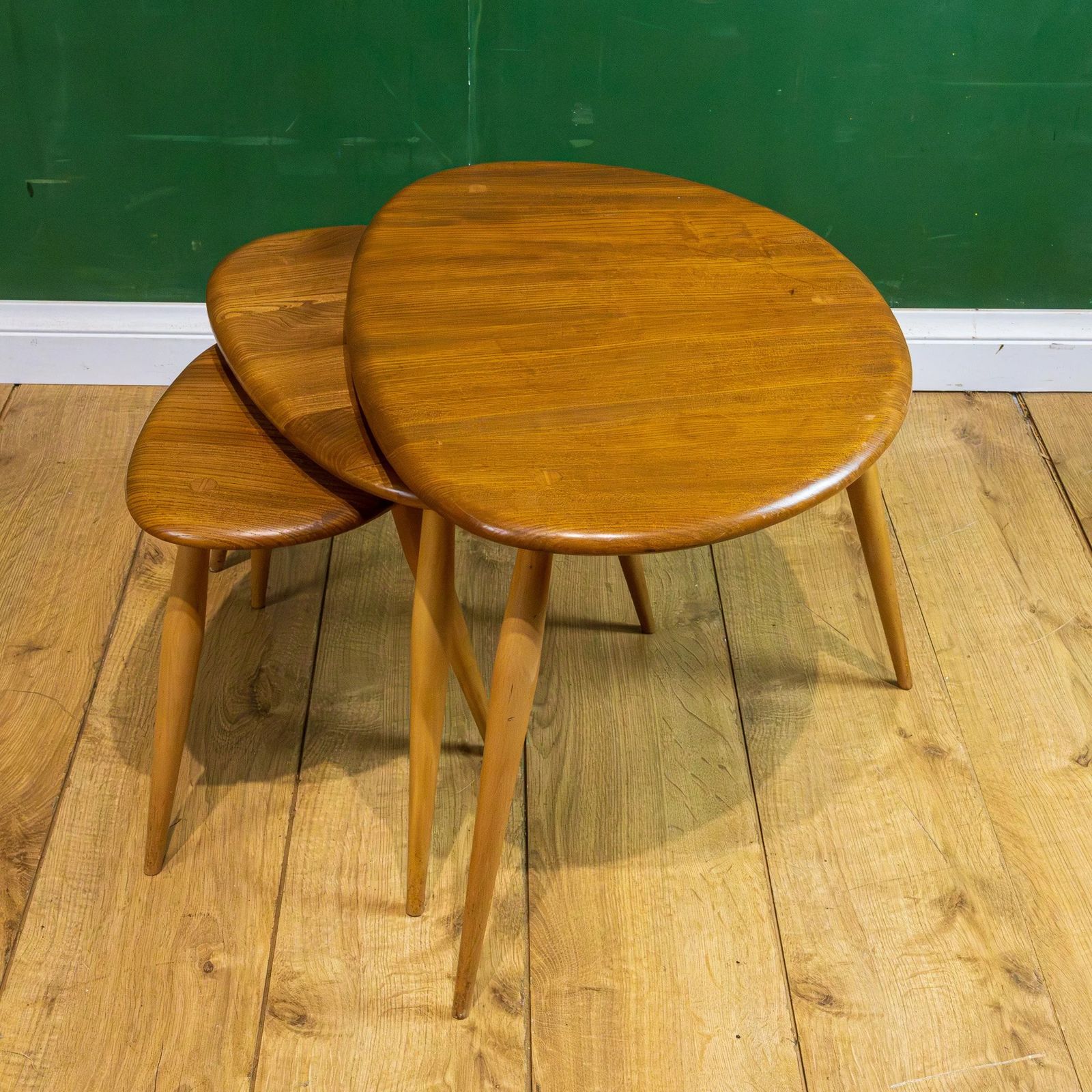 photo vintage Ercol Blue Label Blonde Elm Pebble Nest Of Tables