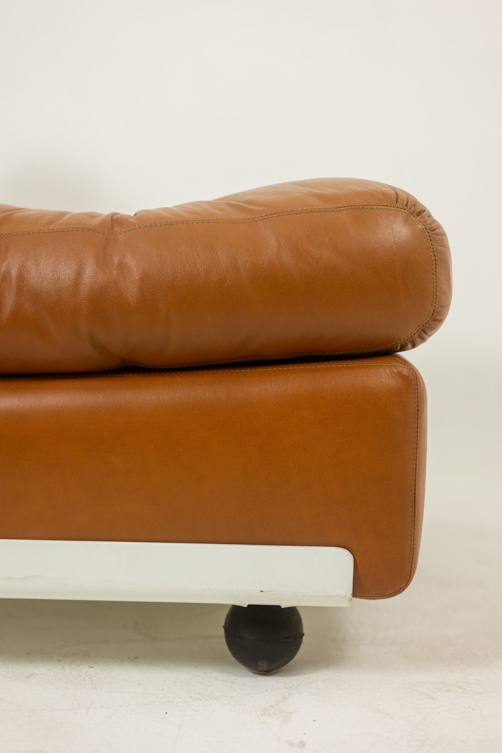 photo furniture Mario Bellini, For B&B Amanta Leather Armchair. Circa 1970