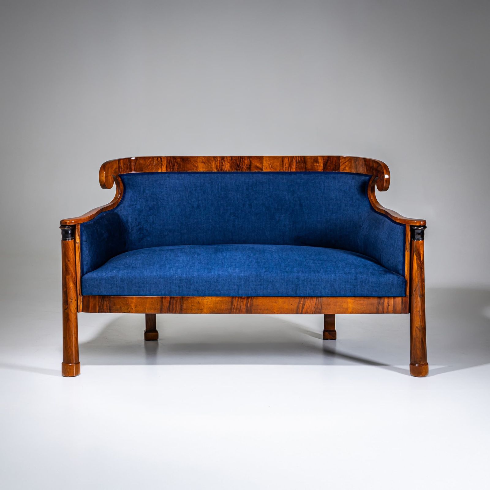 Biedermeier Sofa In Walnoot, Oostenrijk, Ca. 1830