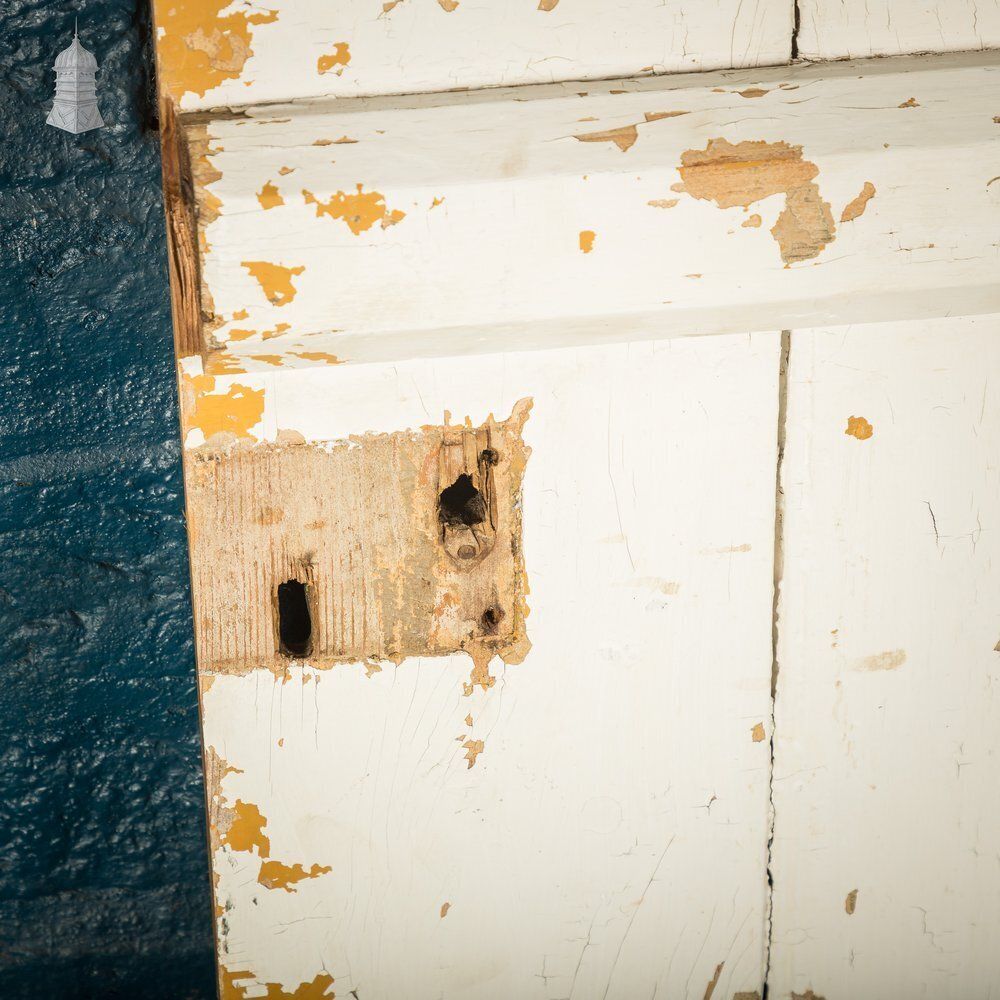 photo vintage Ledged Cottage Door, Distressed White Paint