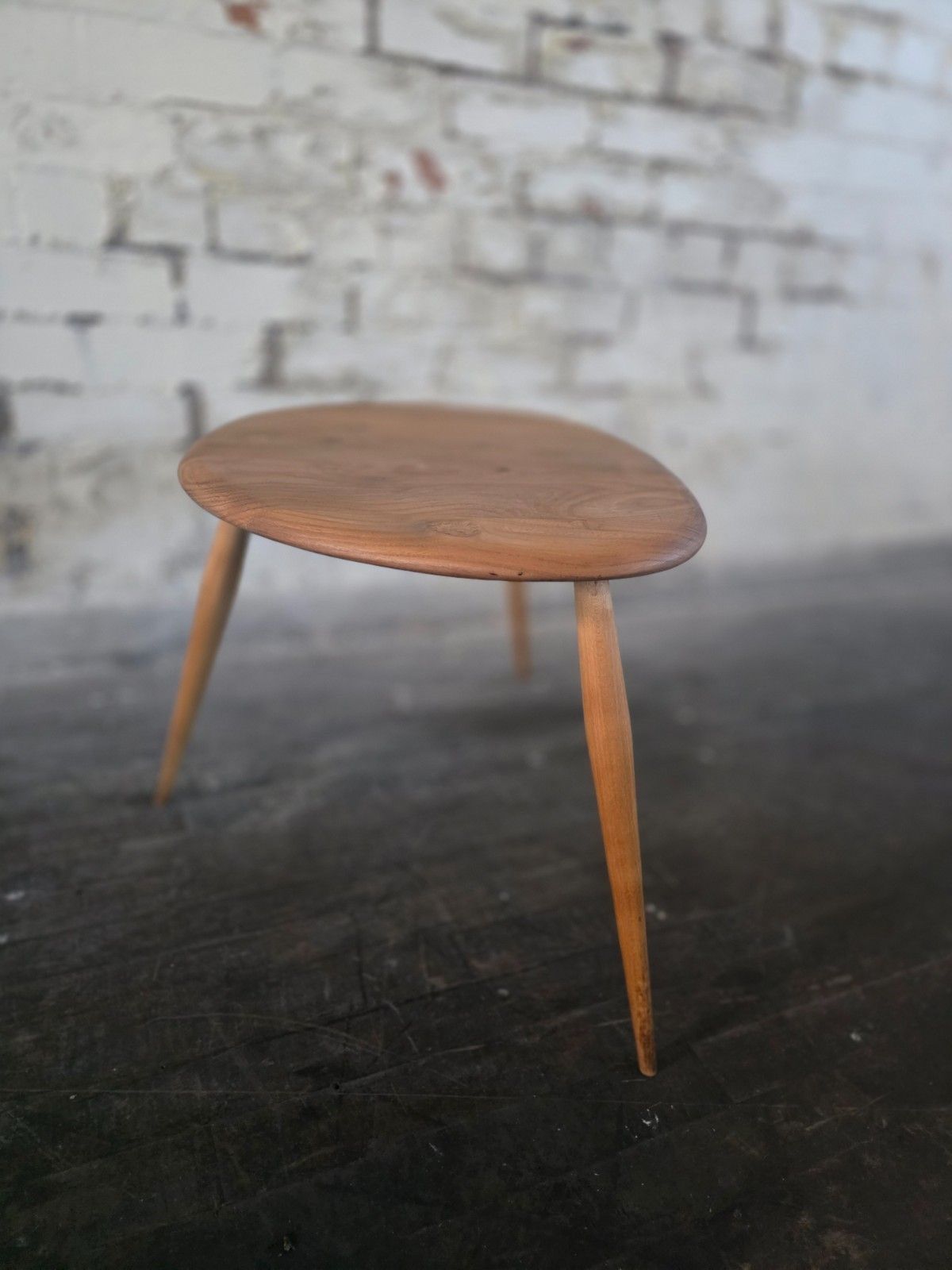 photo furniture Ercol Mid Century Blonde Pebble Nest Of 3 Tables