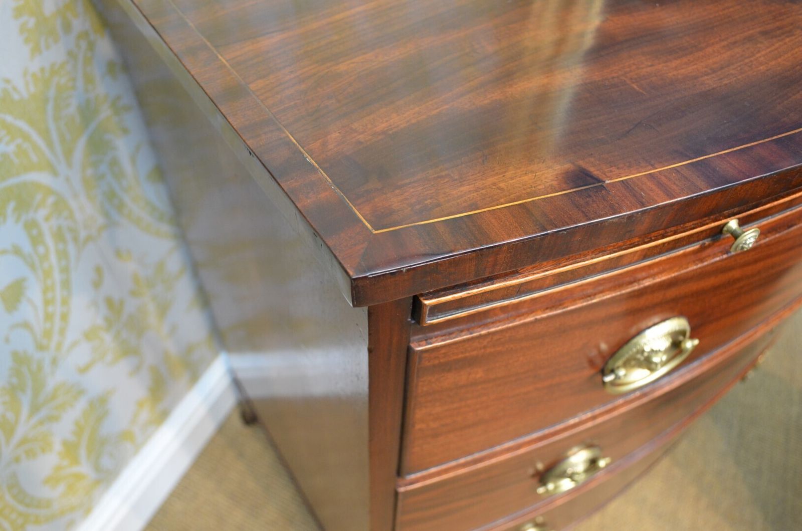 photo vinterior A Beautiful Regency Mahogany Bowfronted Chest Of Drawers
