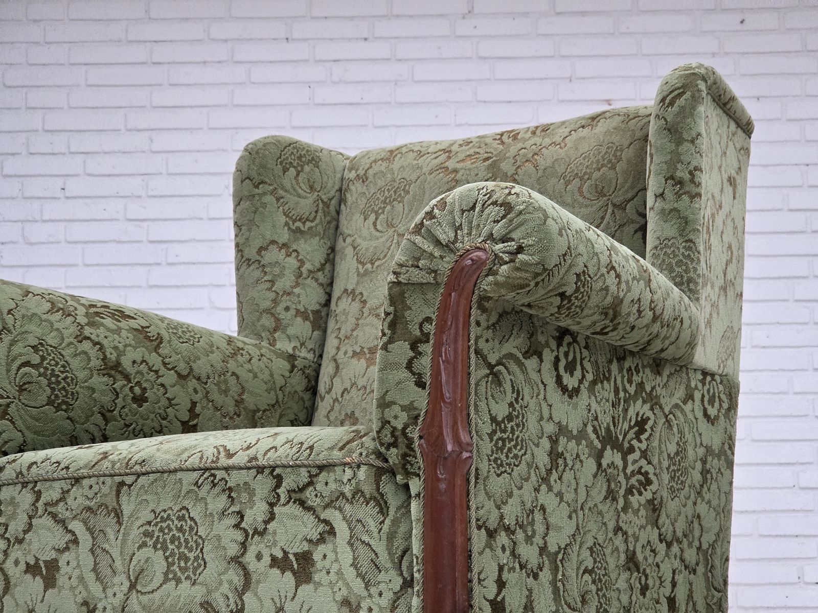 photo vintage 1950s, Danish Relax Armchair, Green Furniture Velour, Carved Oak Wood.
