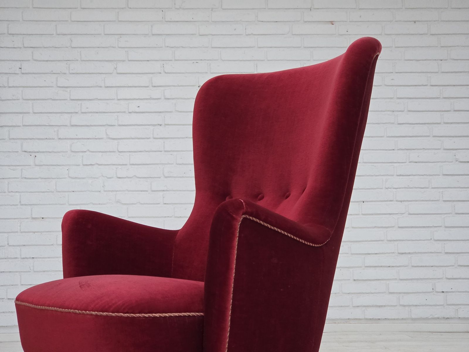 Jaren 1970, Deense Fauteuil, Kersrood Meubelvelours, Essen Houten Poten. photo vinterior