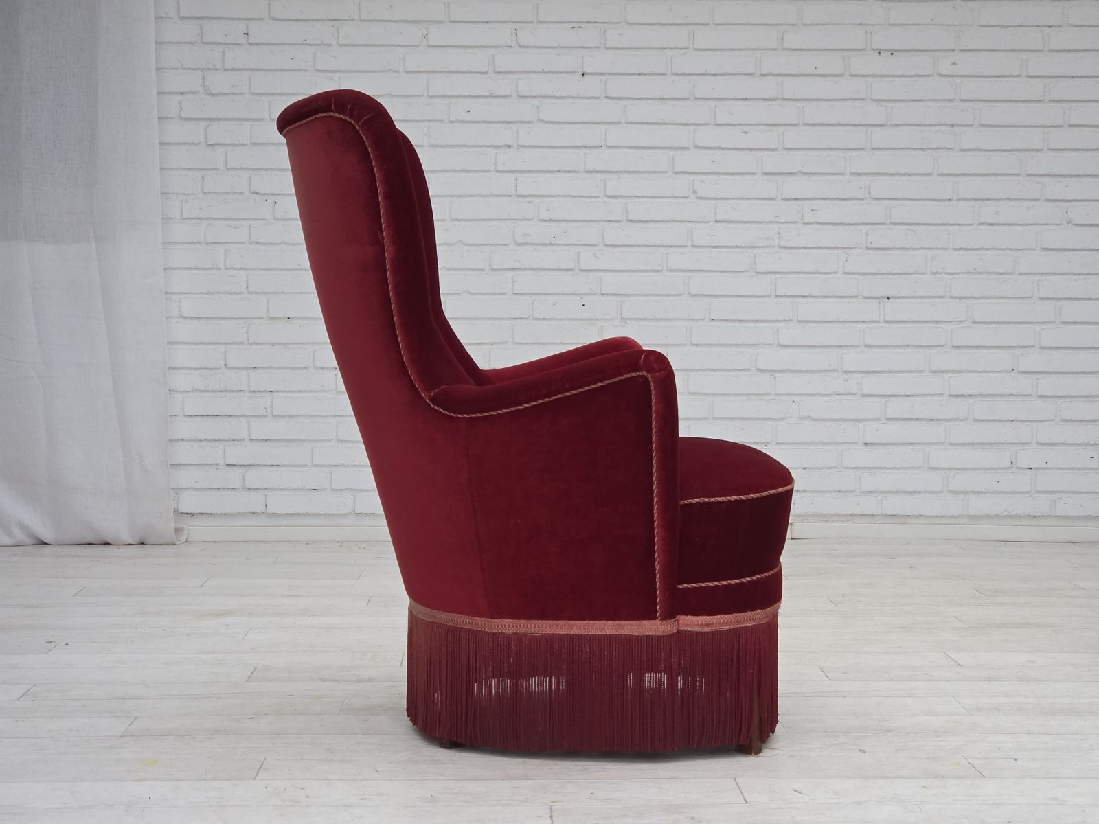 Jaren 1970, Deense Fauteuil, Kersrood Meubelvelours, Essen Houten Poten. photo buy