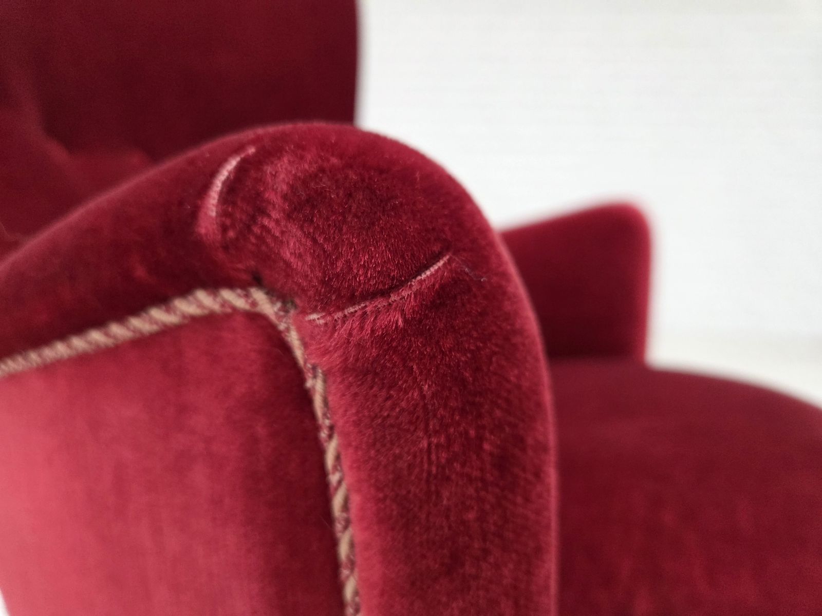 910.0 Jaren 1970, Deense Fauteuil, Kersrood Meubelvelours, Essen Houten Poten. photo