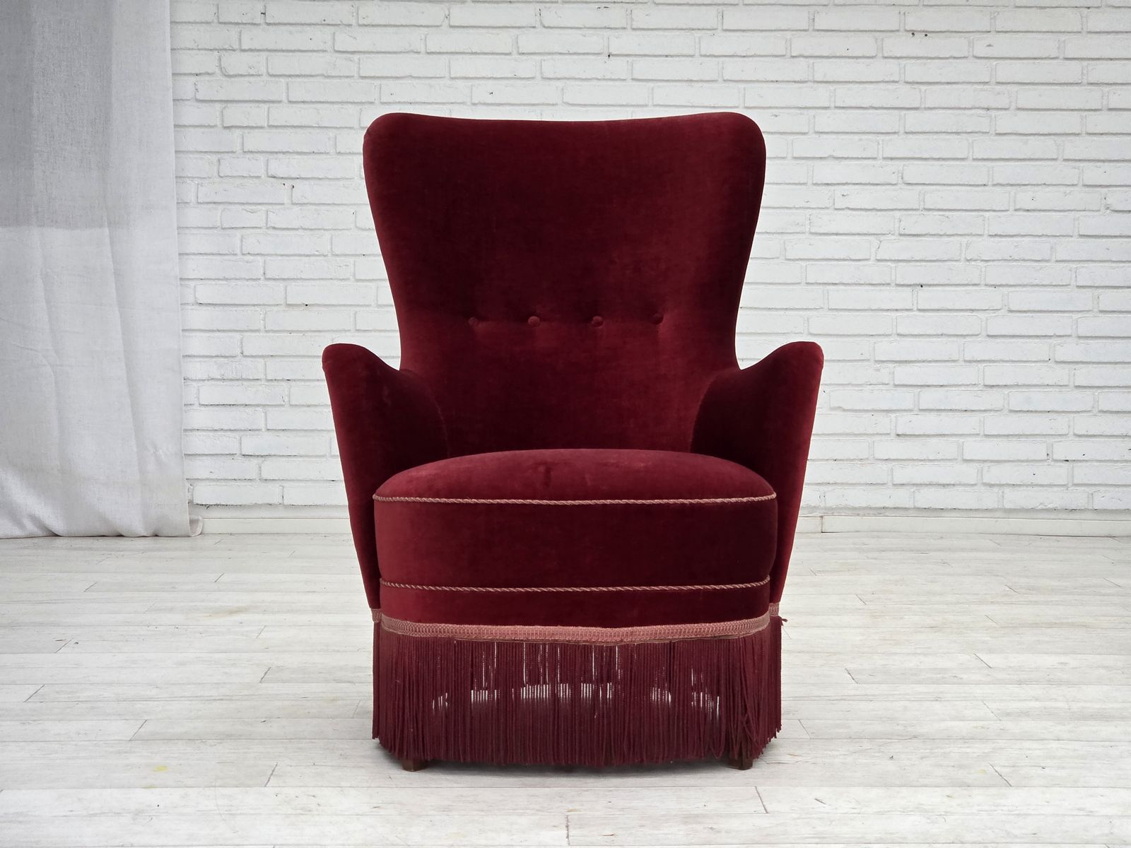 photo for sale Jaren 1970, Deense Fauteuil, Kersrood Meubelvelours, Essen Houten Poten.